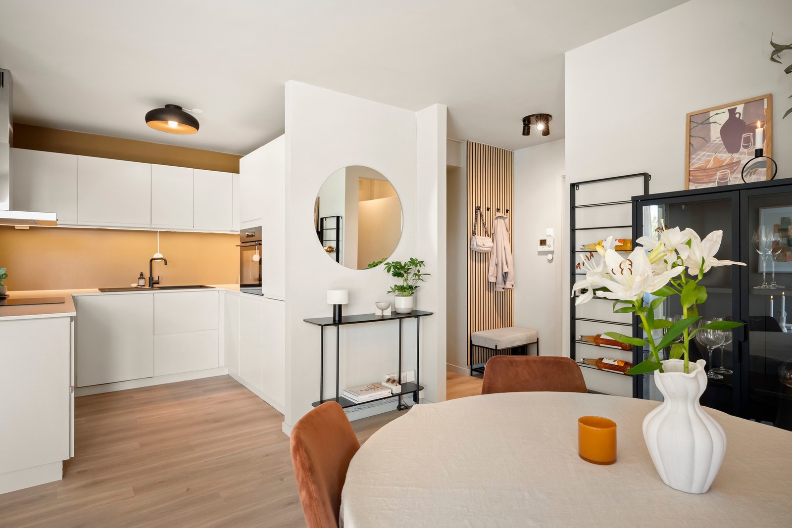 Den åpne løsningen mot kjøkkenet skaper en sosial atmosfære. Galleribilde