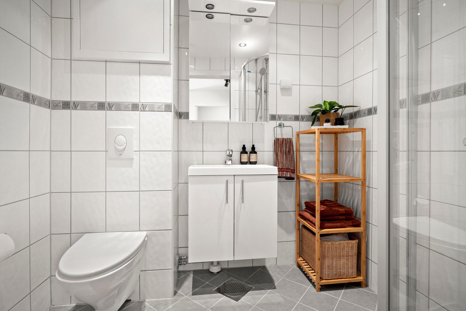 Badet ble rehabilitert i regi av borettslaget i 2011 og har tidsriktig standard. Mulighet for opplegg for vaskemaskin. Galleribilde