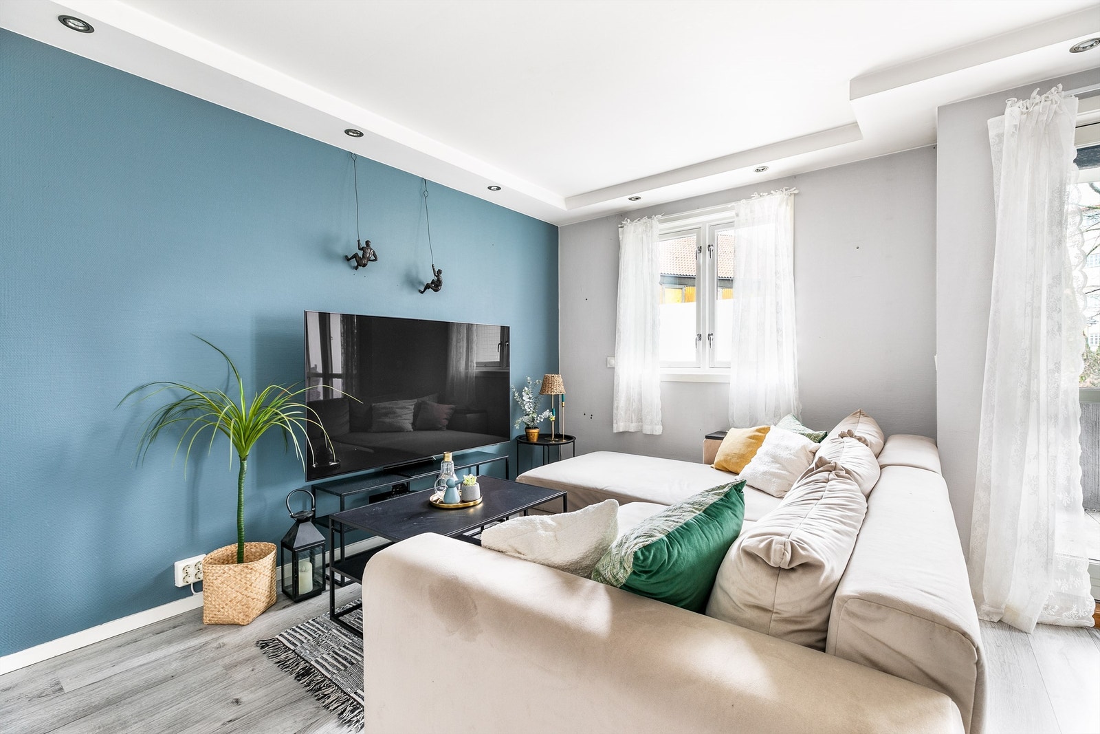 Leiligheten har god standard med overflater og utstyr fra den ble oppført i 2001. Galleribilde