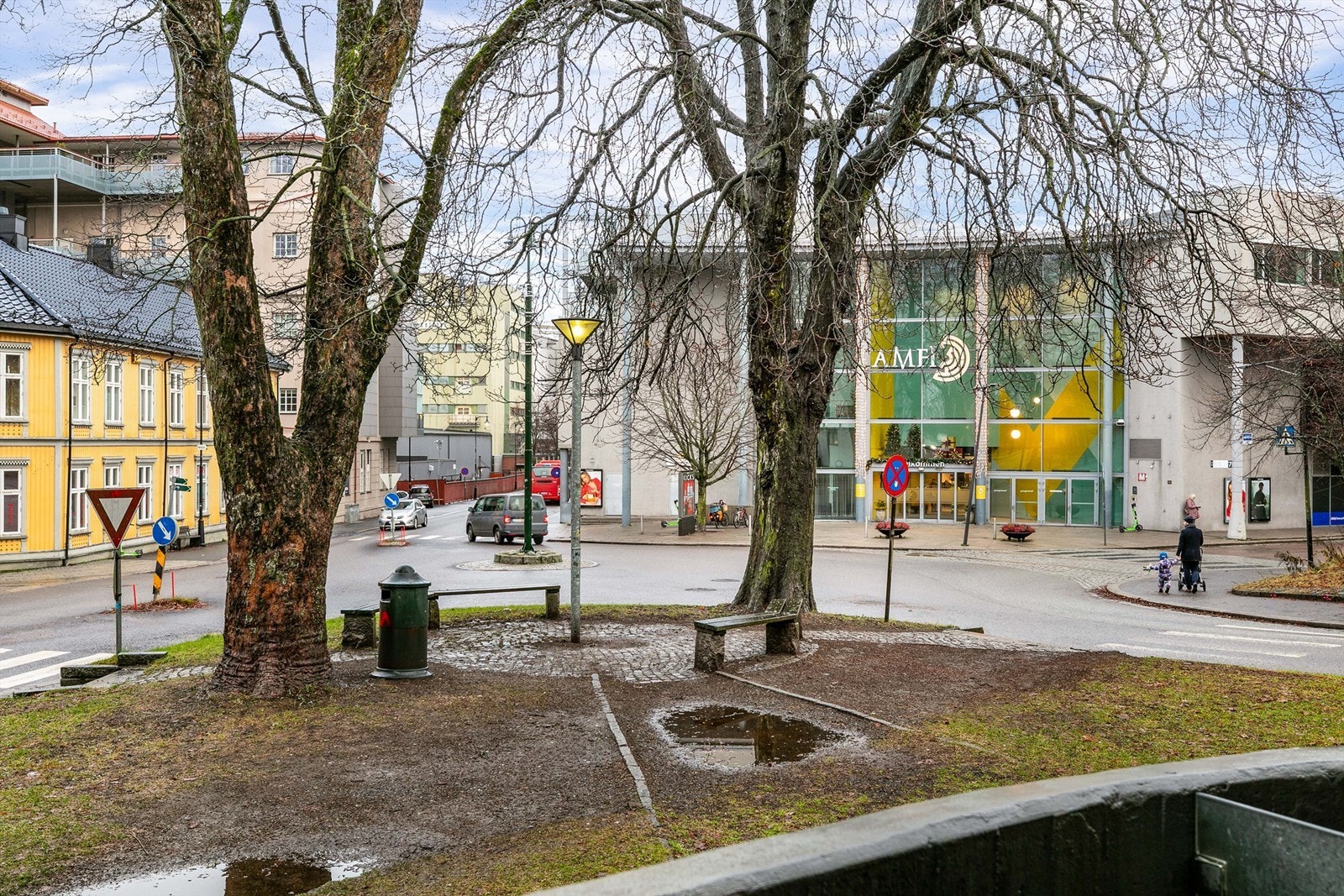 På balkongen sitter du vendt mot ettermiddags-/kveldssolen sommerstid og parken som utgjør en grønn lunge foran bygget. . Fotograf; Børge Oppegård. Galleribilde
