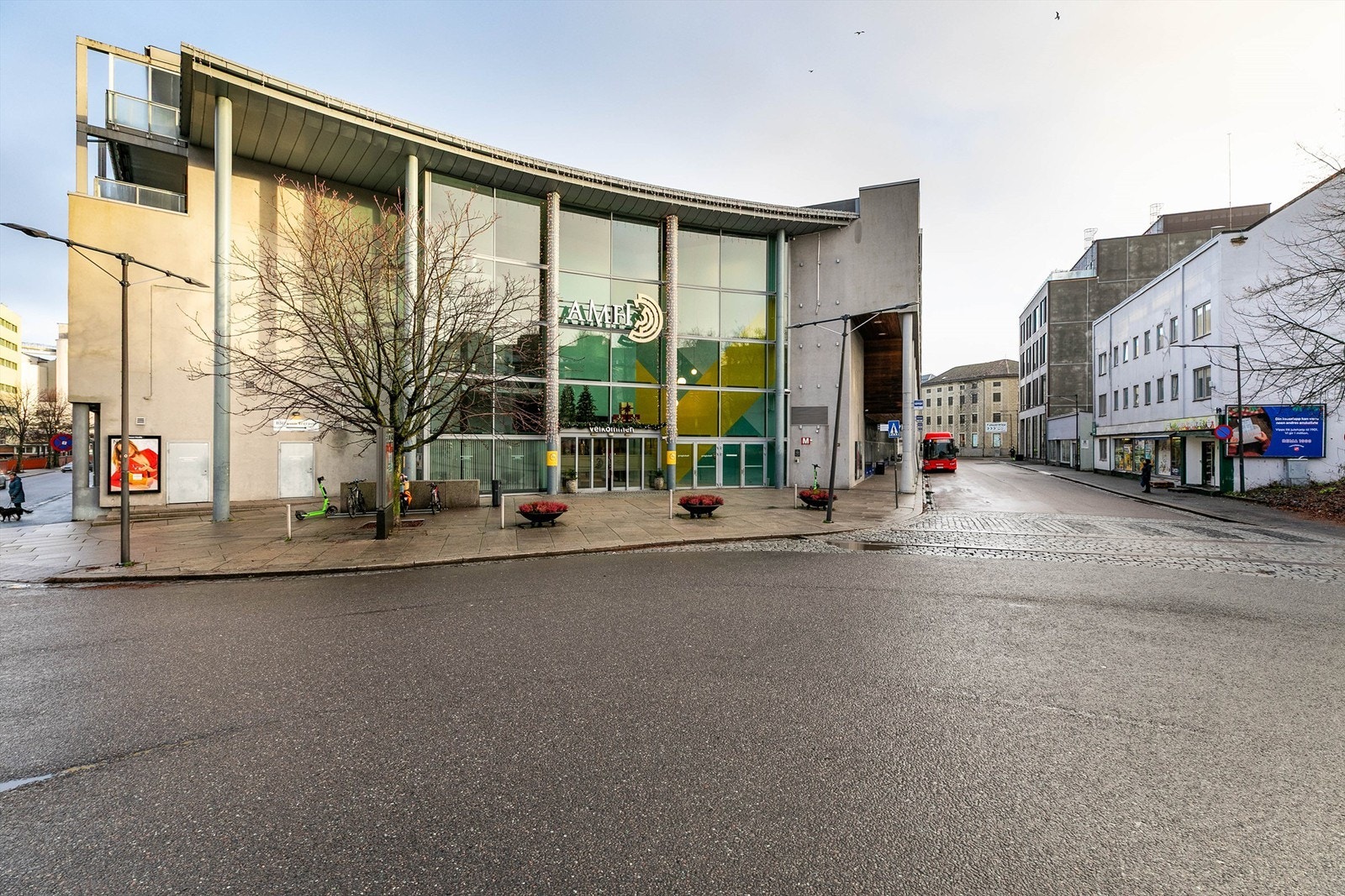 Like over gaten ligger byens store kjøpesenter med tilknyttet bussterminal. Til togstasjonen tar det et fåtall minutter å gå. Galleribilde