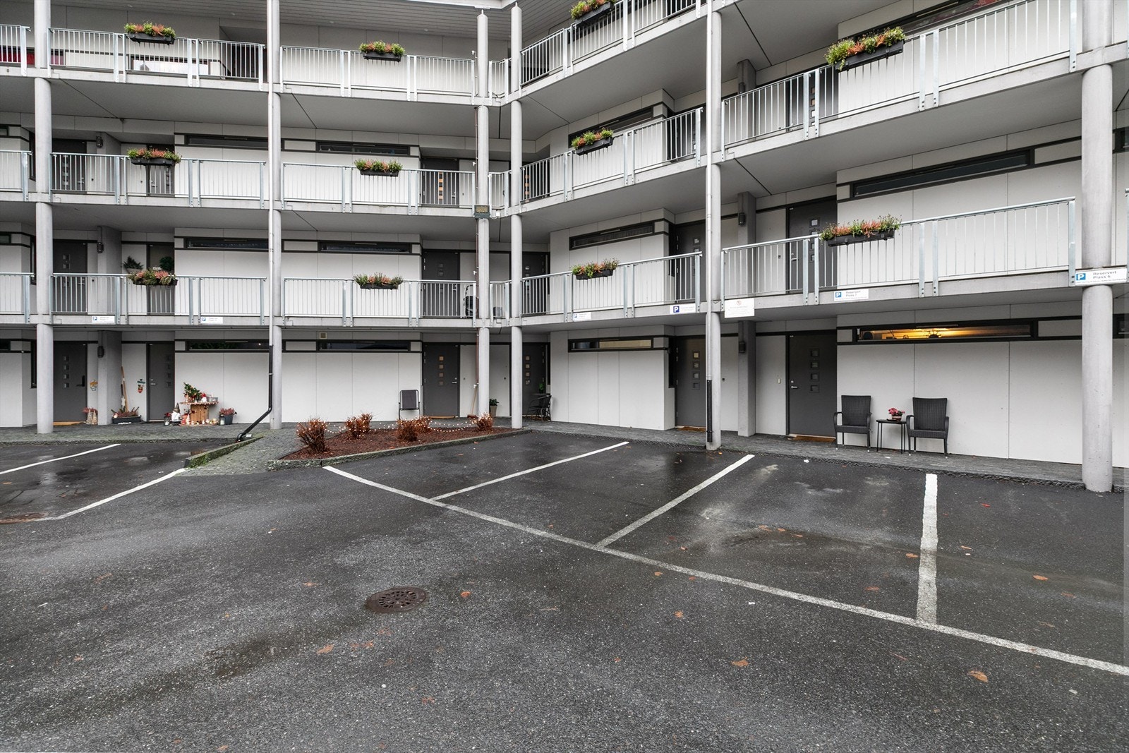 Leiligheten disponerer en avmerket biloppstillingsplass på sameiet gårdsplass. For øvrig er det gateparkering etter områdets bestemmelser. Galleribilde