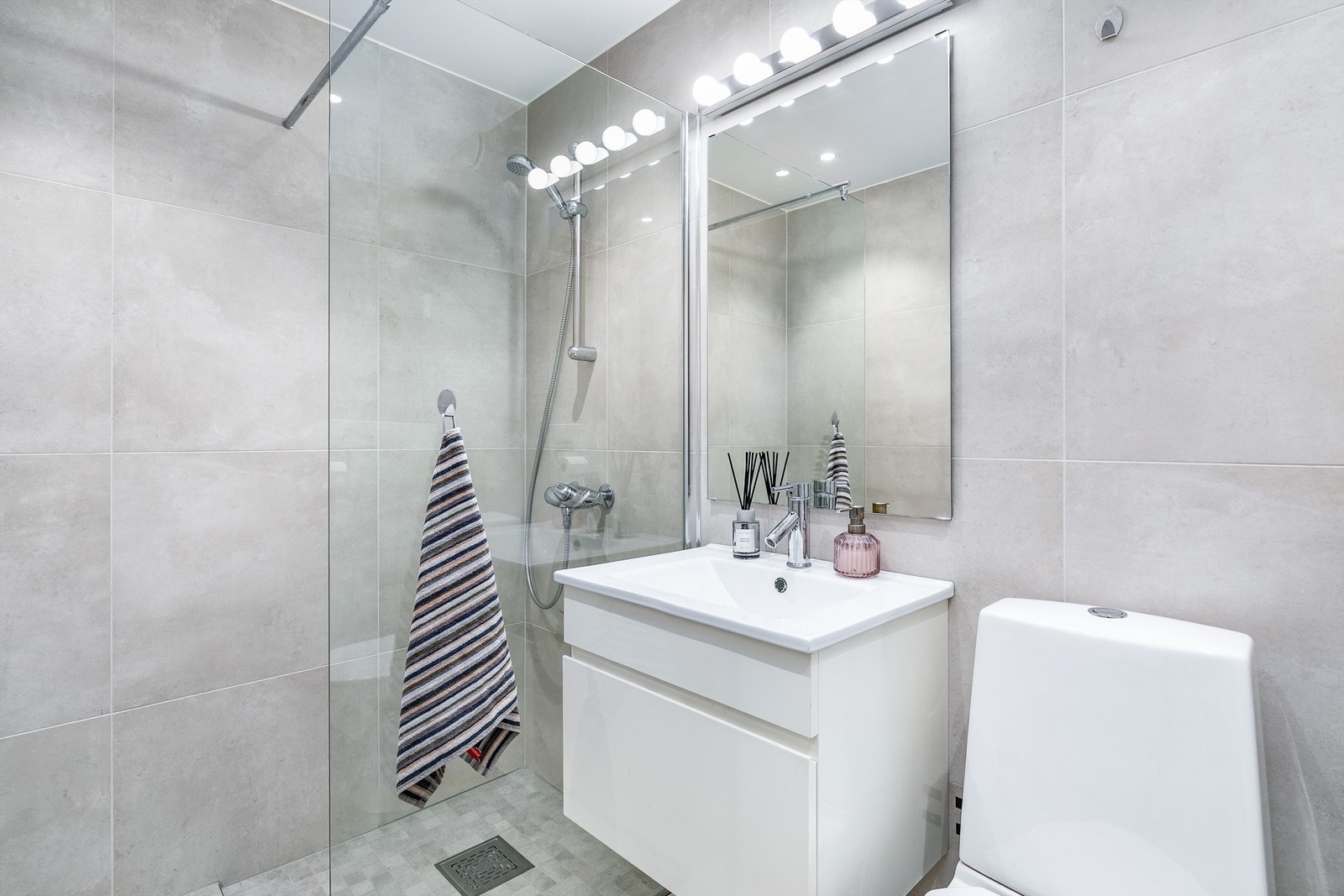 Badet ble renovert i 2020. Baderomsmøblene er videreført fra tidligere bad. Galleribilde