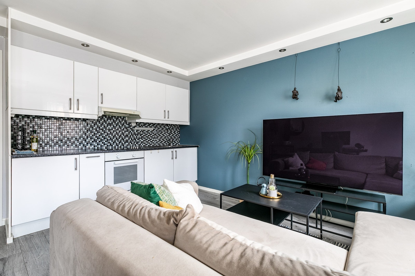 Kjøkkeninnredningen er en stilsikker løsning i hvit høyglans med helhetlig fremtoning. Galleribilde