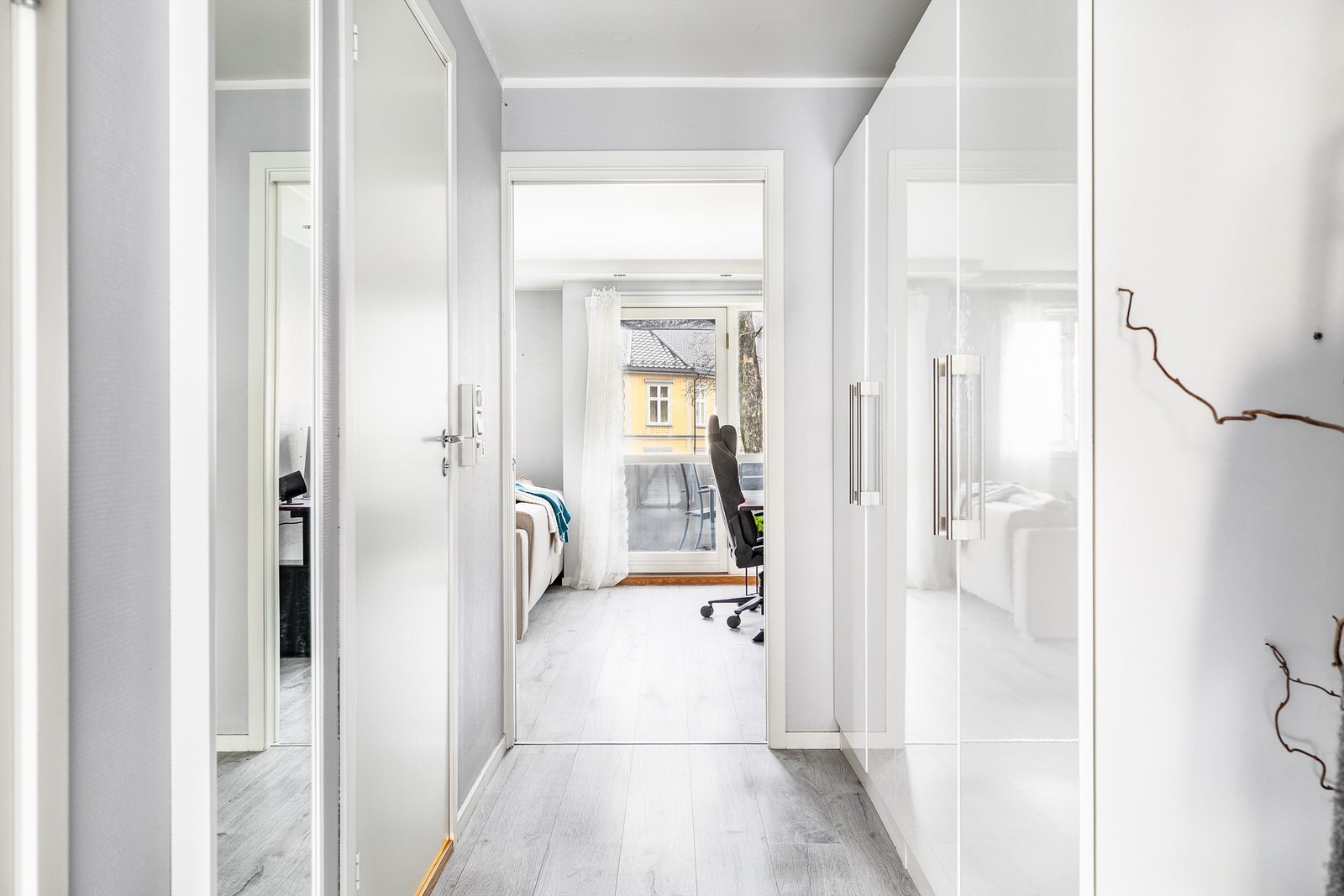 To doble garderobeskap medfølger både i soverommet og i gangen. Galleribilde