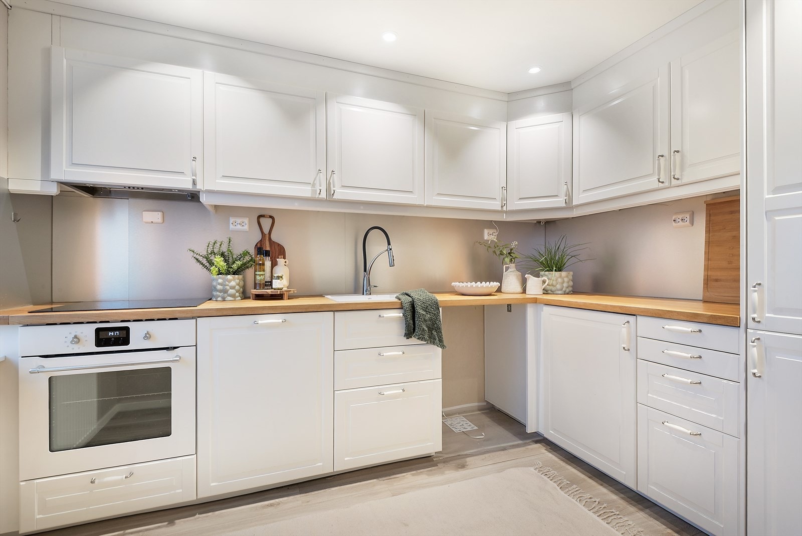 Kjøkken med innredning i vinkel. Galleribilde