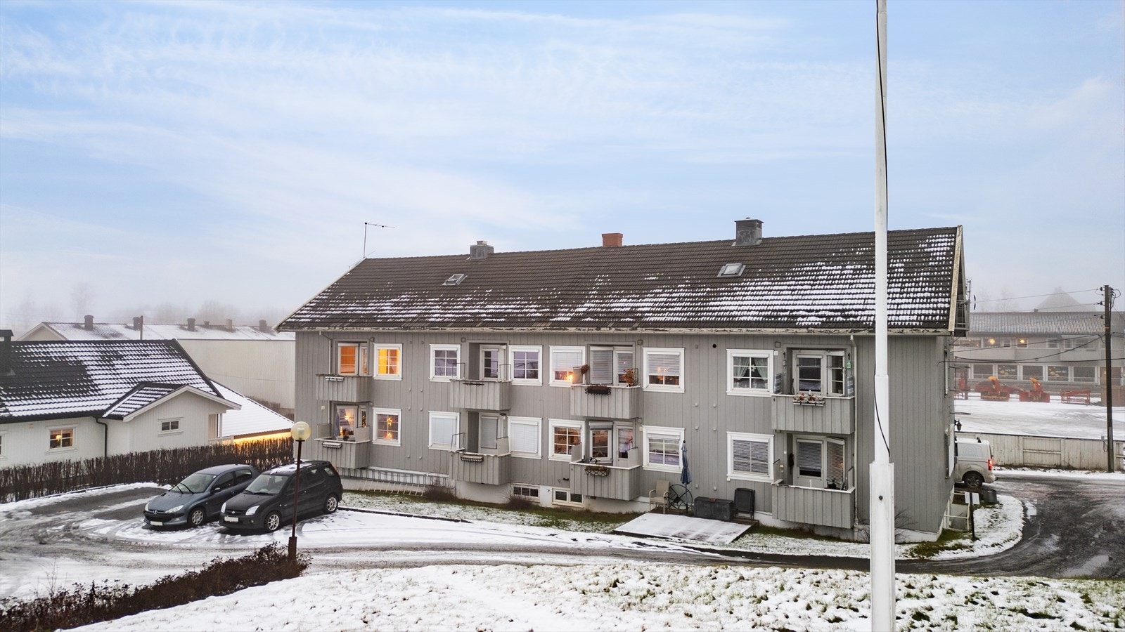 Tomt med plen og beplantning. Galleribilde