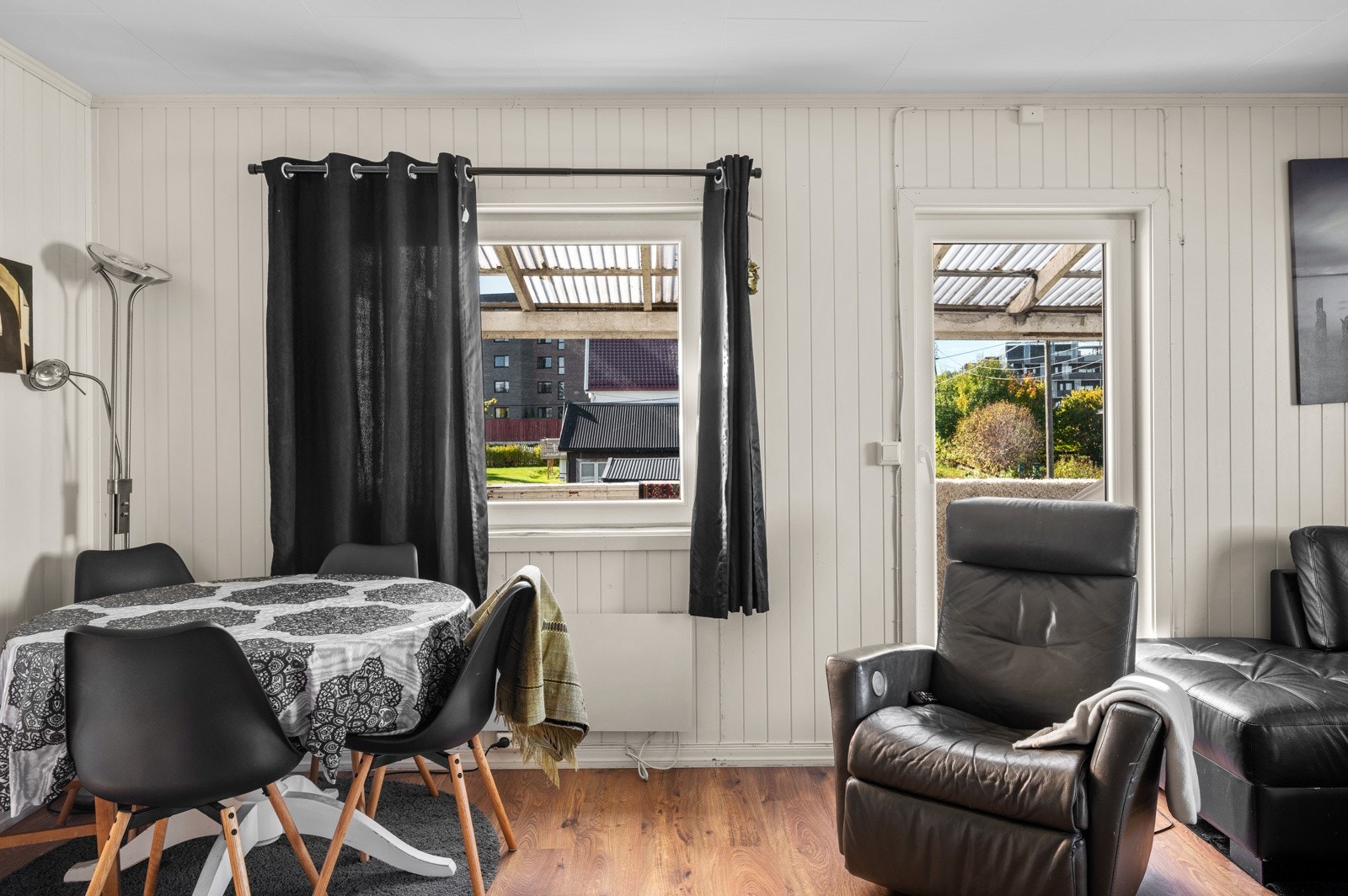 Fra rommet er det utgang til en terrasse. Galleribilde