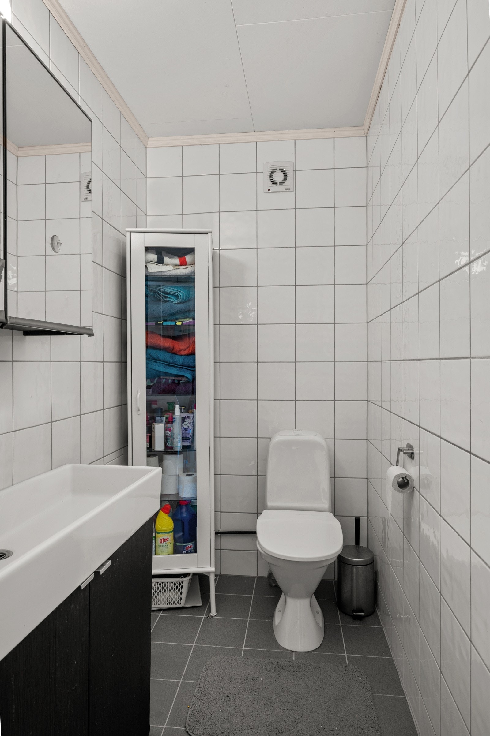 Badet har flislagt gulv med elektriske varmekabler. Galleribilde