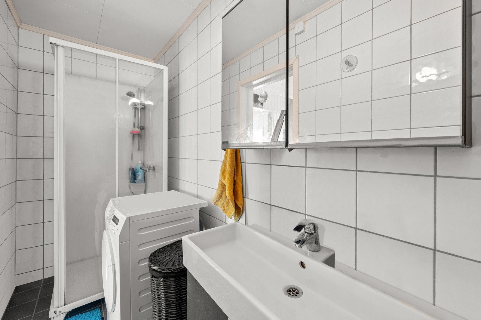 Rommet har innredning med nedfelt servant, toalett, dusjkabinett og opplegg for vaskemaskin. Galleribilde