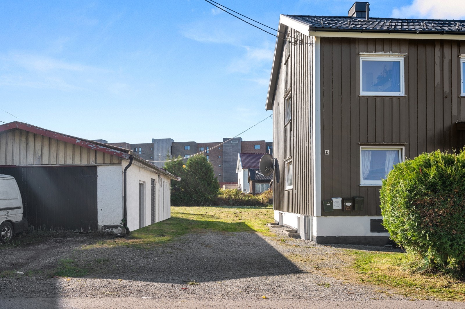 Eiendommen er beliggende i Skogfaret/Korshagen på Skedsmokorset. Galleribilde