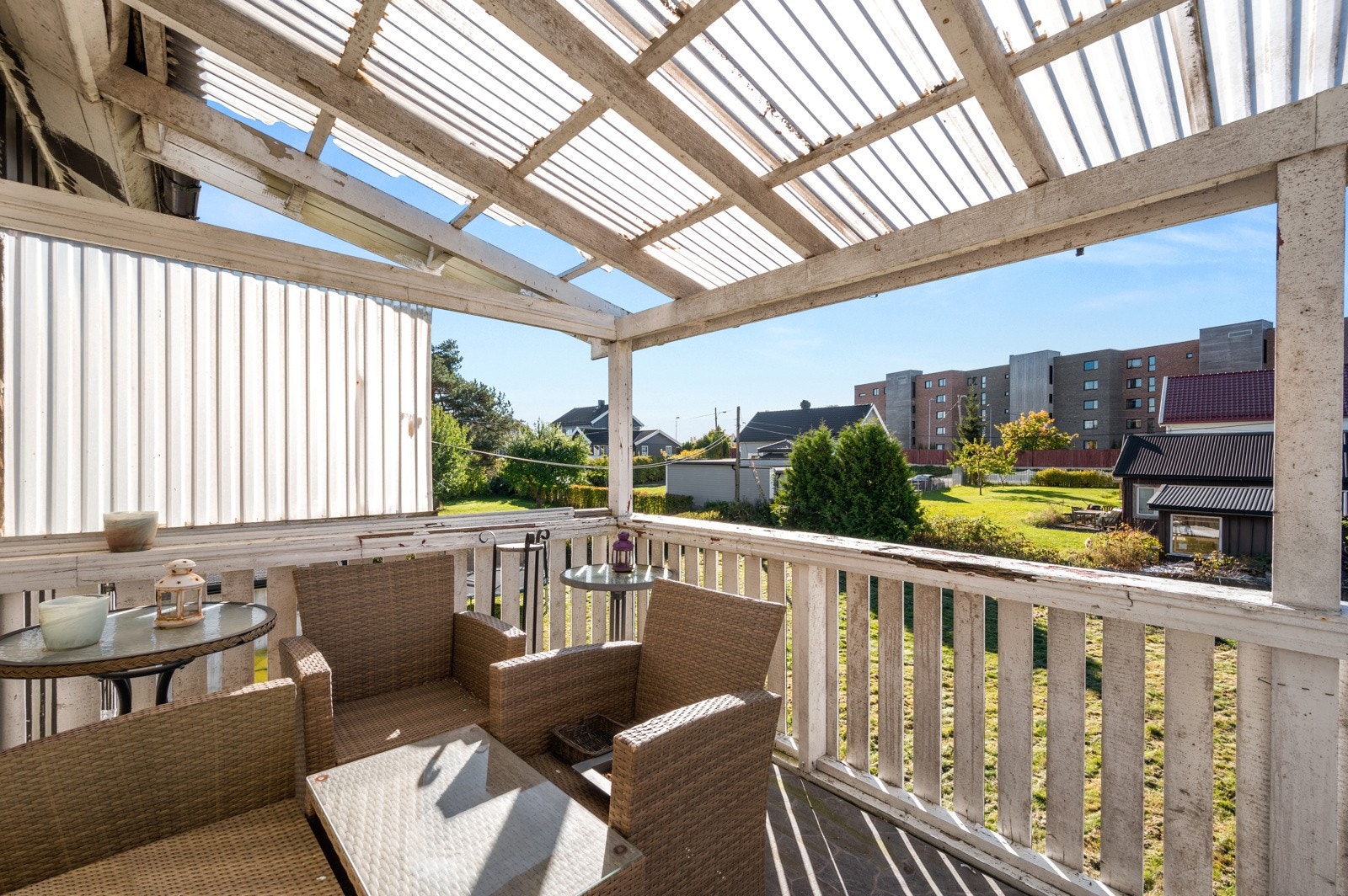 Terrassen er bygget med bjelkelag og terrassebord av tre. Galleribilde