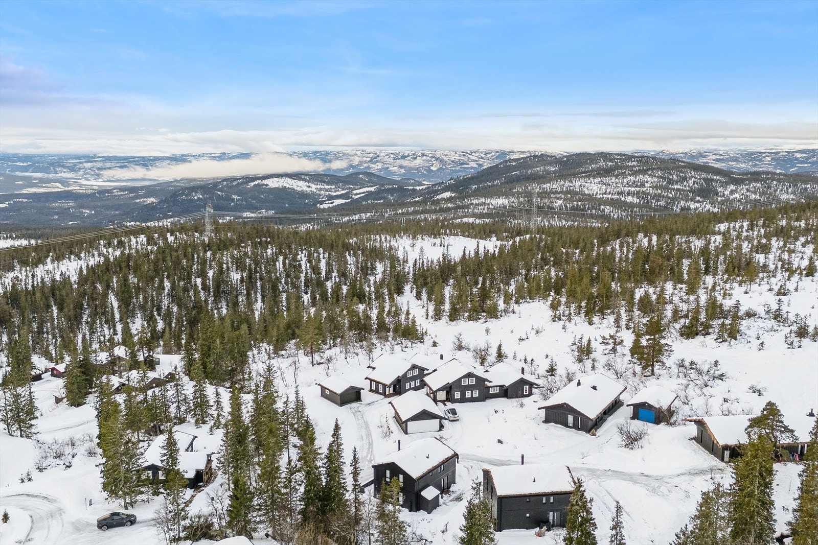 Hytta ligger i enden av en rolig blindvei i et område der barna kan utforske og leke i trygge omgivelser. Galleribilde