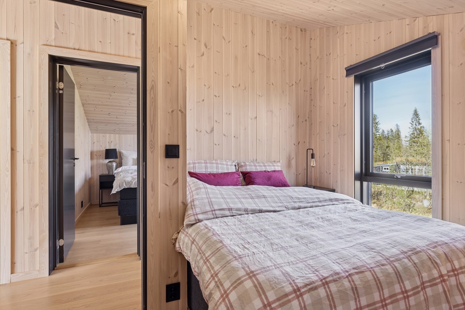 Rommene har gode vindusflater som slipper inn mye naturlig lys. Galleribilde