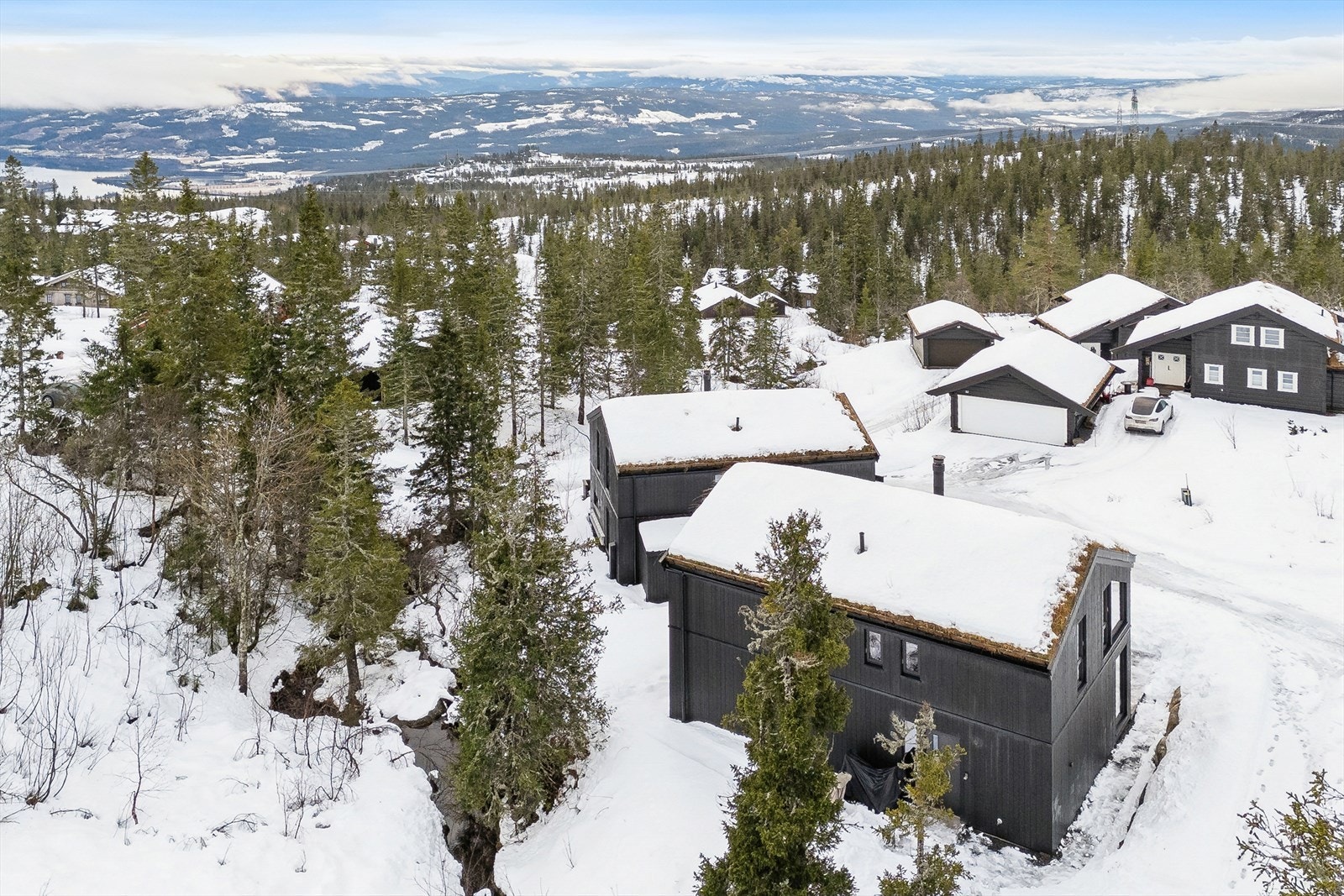 Tomten har et godt opparbeidet parkeringsareal med plass til ca. 5 biler. Galleribilde
