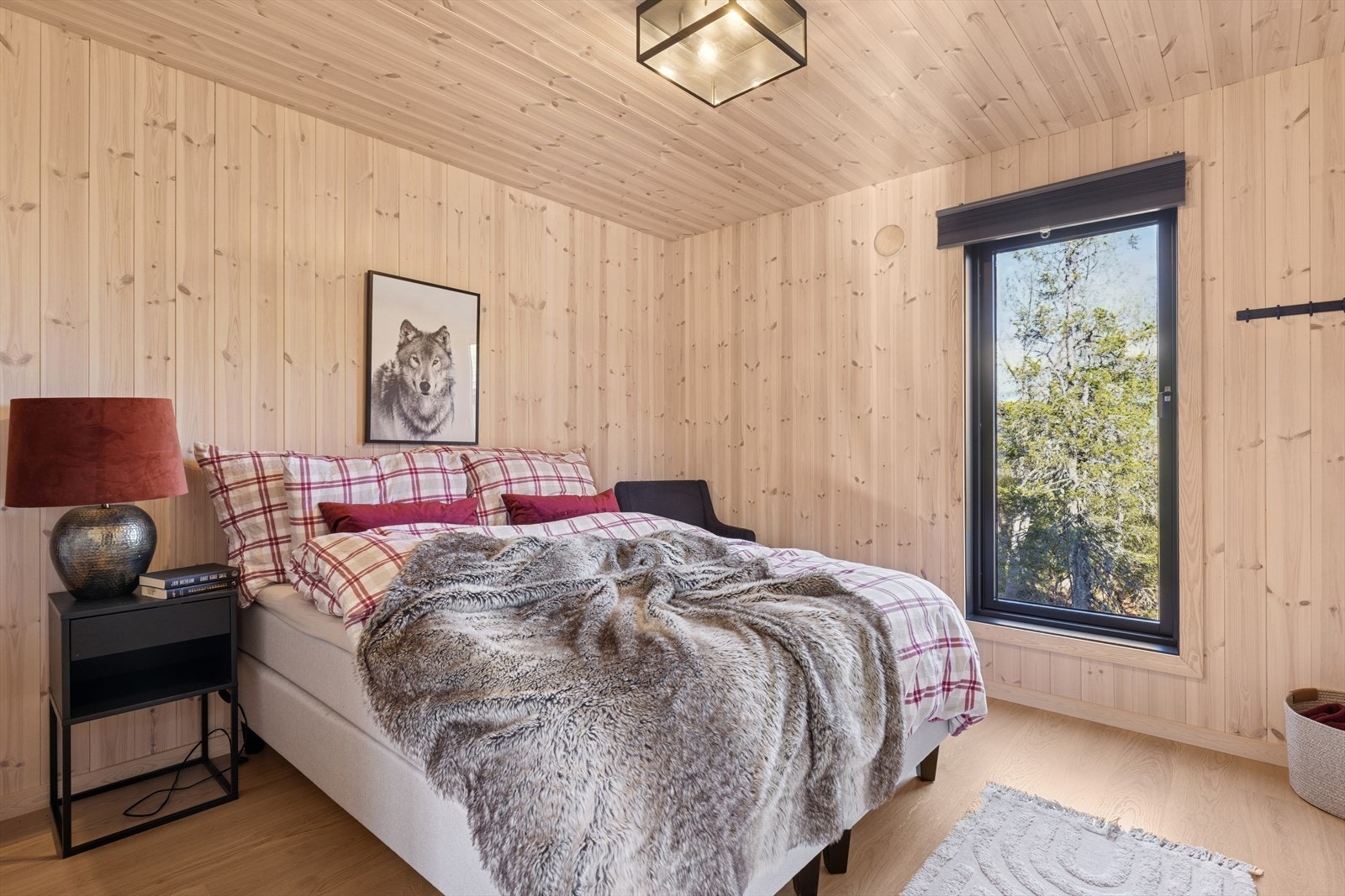 Det er ett flott soverom i 1. etasje, som har god plass til en stor seng og annet møblement. Galleribilde