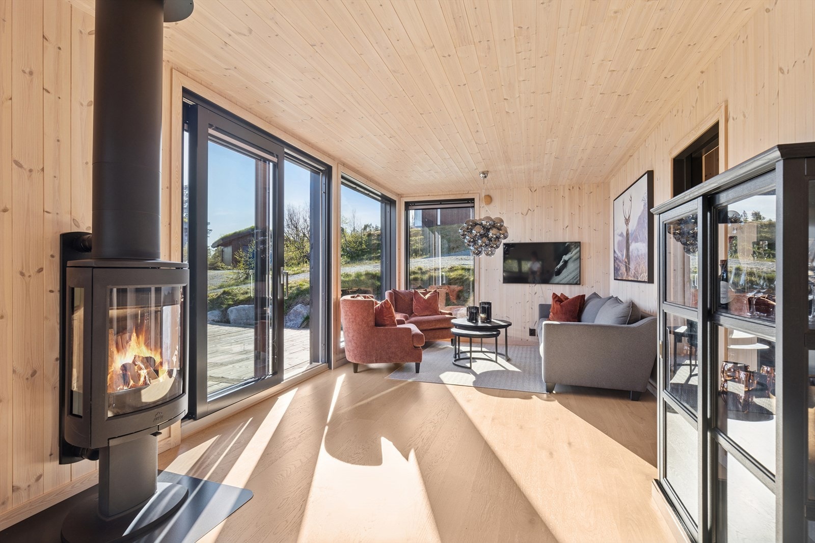 Noe av det fineste med stuen er de enorme vindusflatene som gjør at det strømmer inn dagslys til rommet. Galleribilde