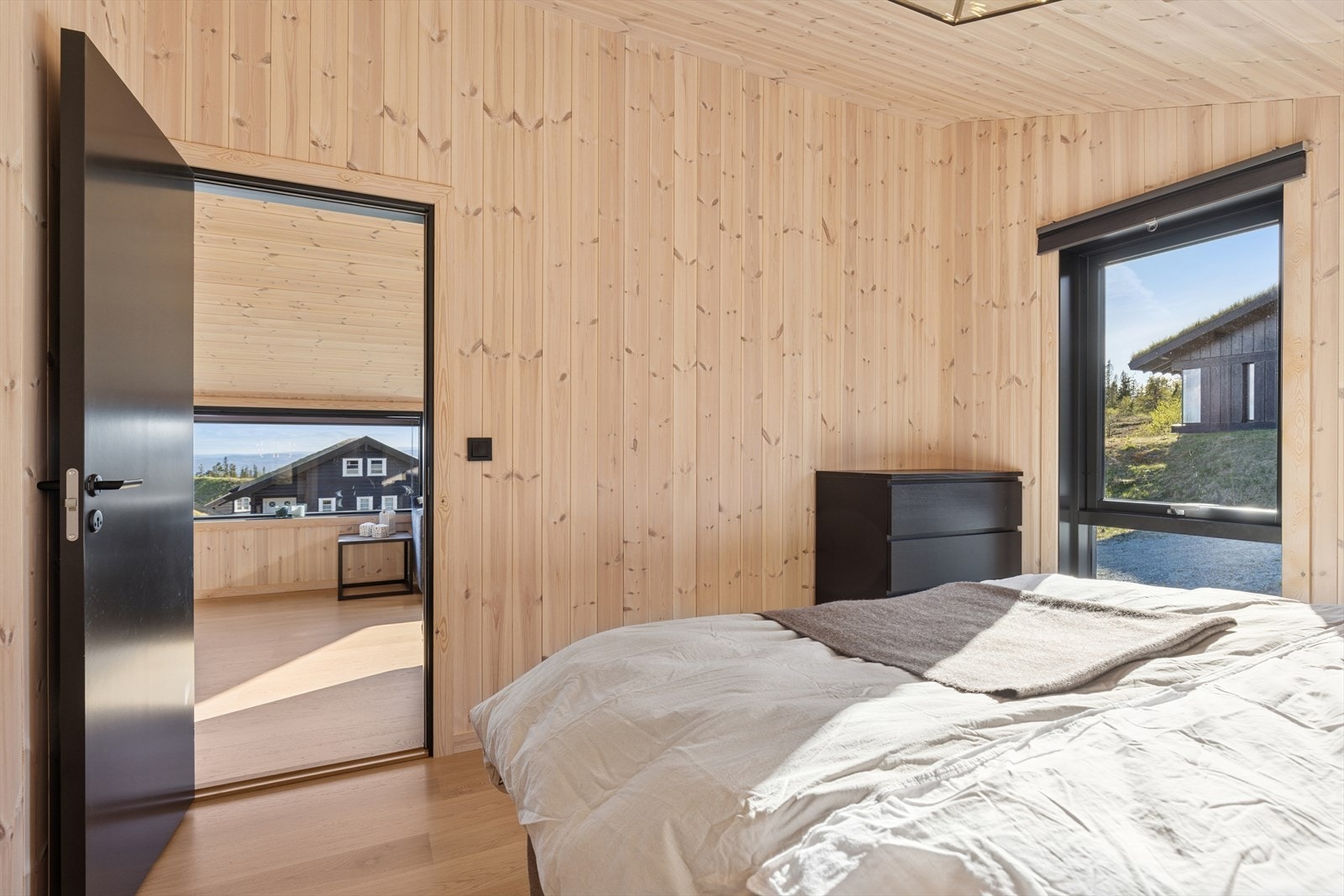 Soverommene har god plass til seng og oppbevaringsmøbler. Galleribilde