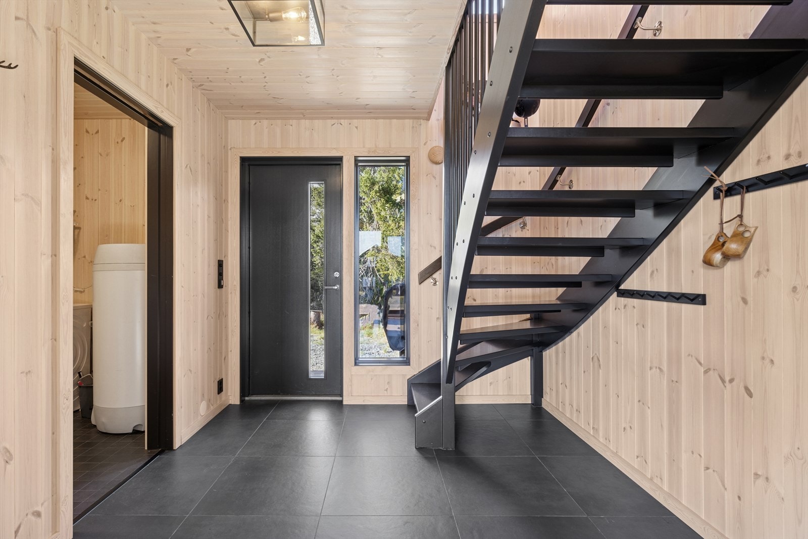 Vi ønsker deg velkommen inn i entreen - et lyst og luftig rom som har plass til oppheng og oppbevaringsmøbler av eget ønske. Galleribilde