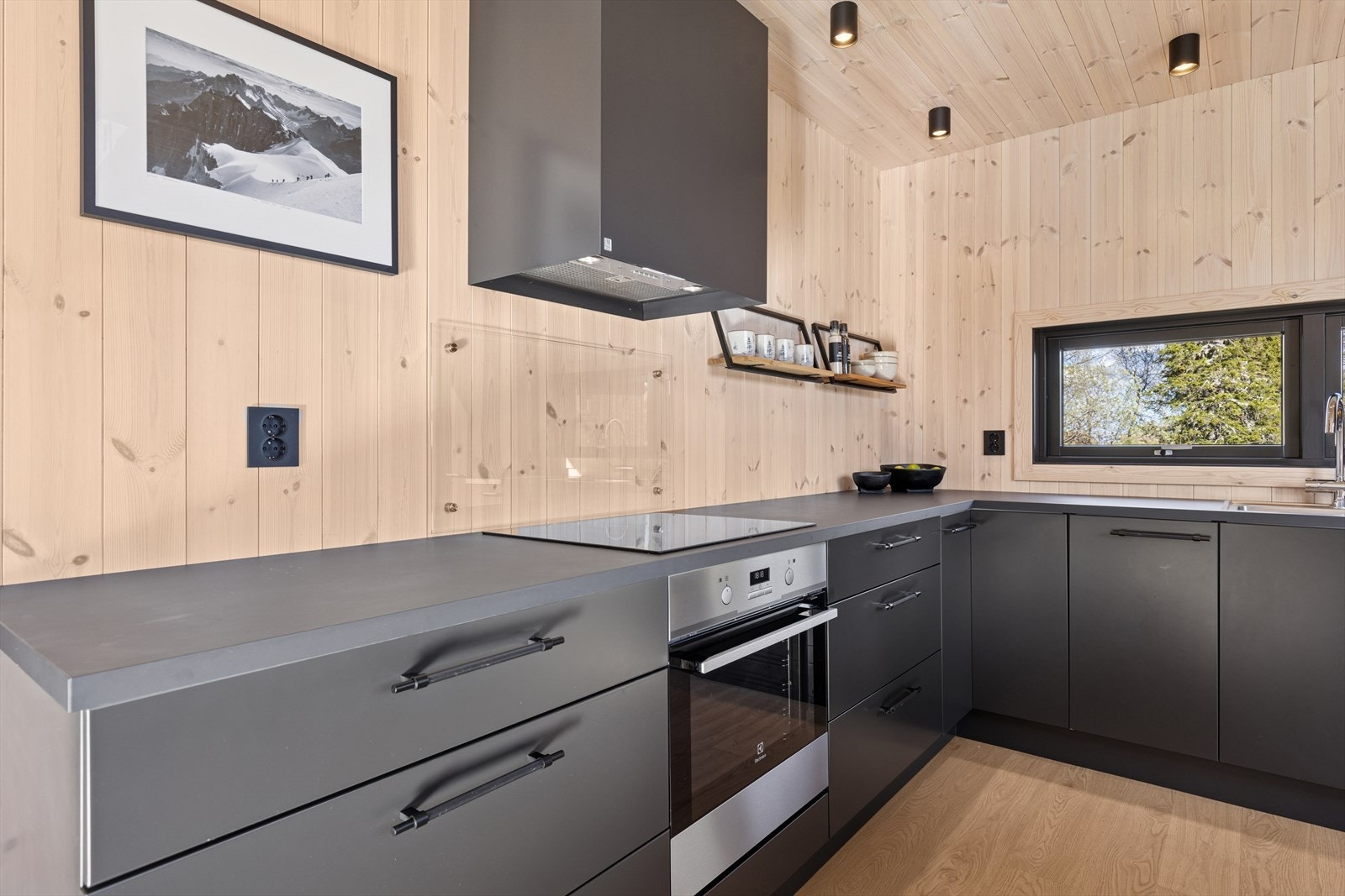 Det er rikelig med plass i innredningen og de integrerte hvitevarene bidrar til et sømløst uttrykk. Galleribilde