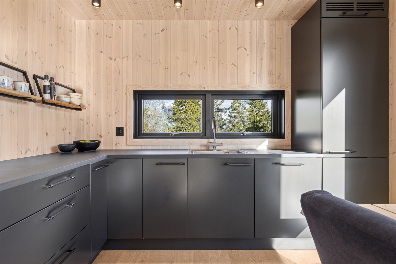 Her har du høy kvalitet fra Strai med alt du måtte ønske deg i et fullverdig kjøkken! Galleribilde