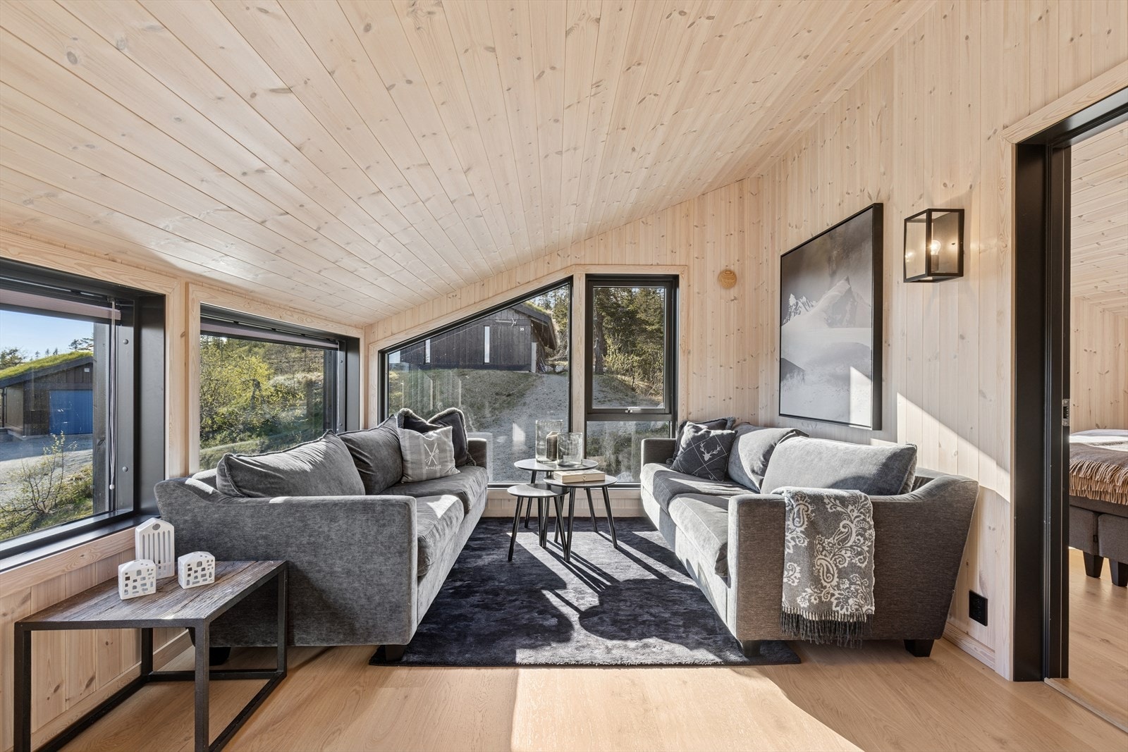 En lys og fin loftstue som passer perfekt når deler av familien vil trekke seg tilbake. Galleribilde