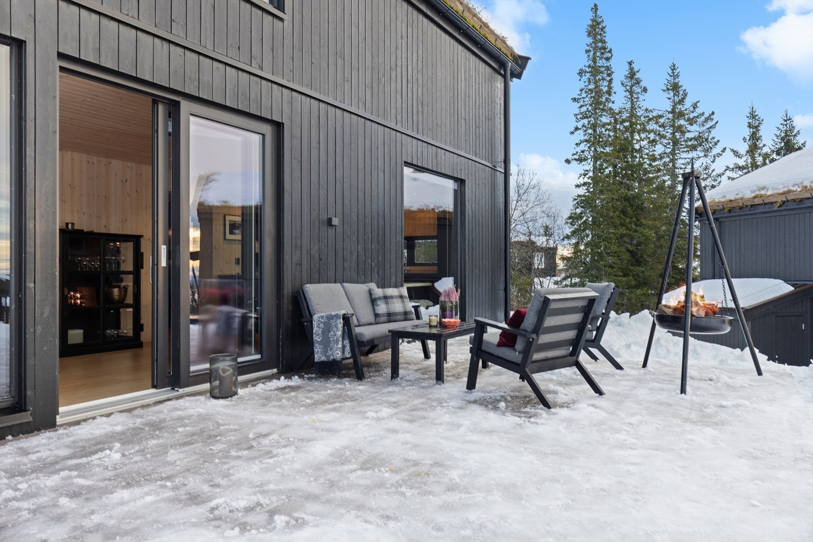 Her finner du plass til både sofagruppe, spisestue, grill og/eller bålpanne. Galleribilde