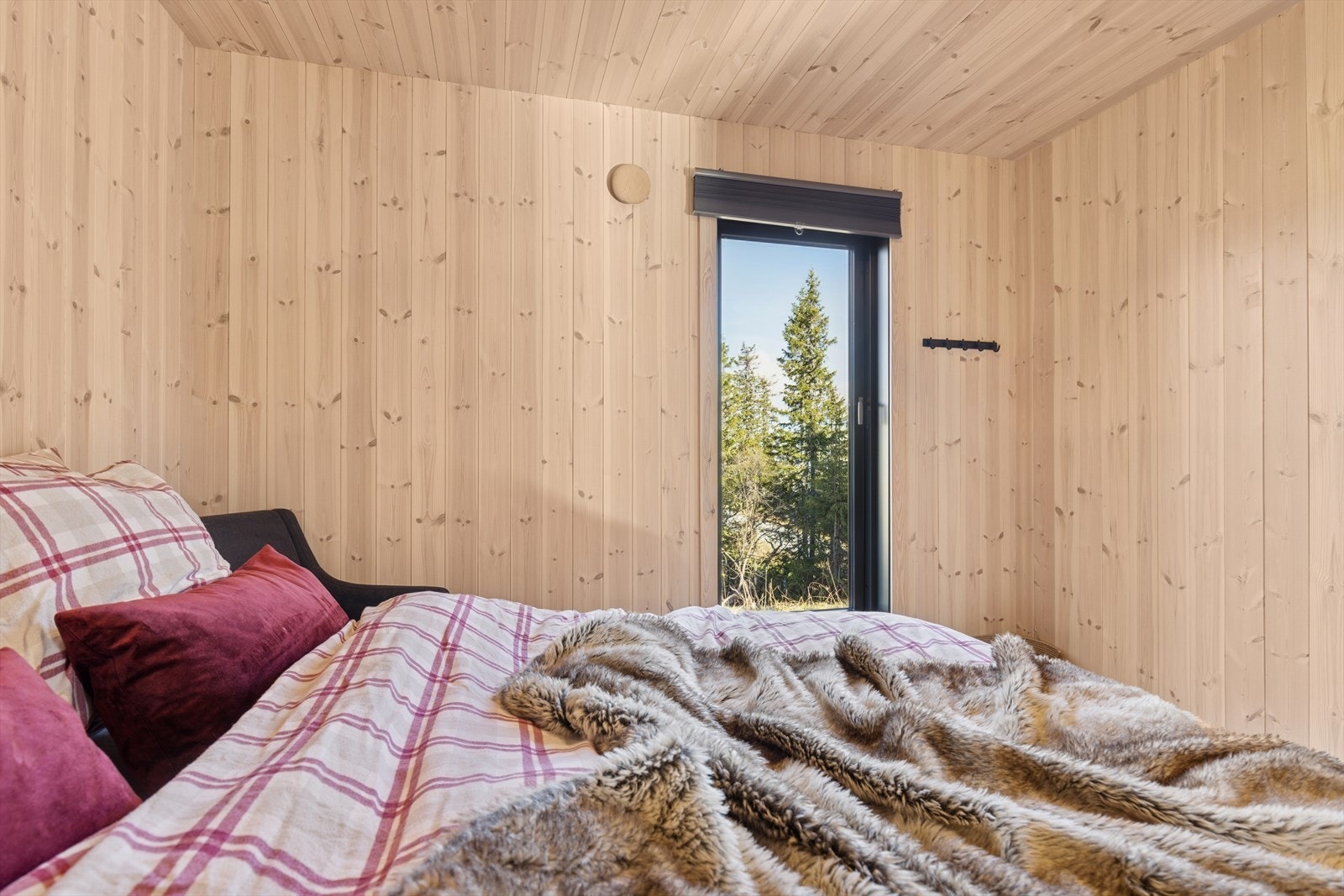 Soverommet har fine naturmaterialer som gir en hyggelig atmosfære. Galleribilde