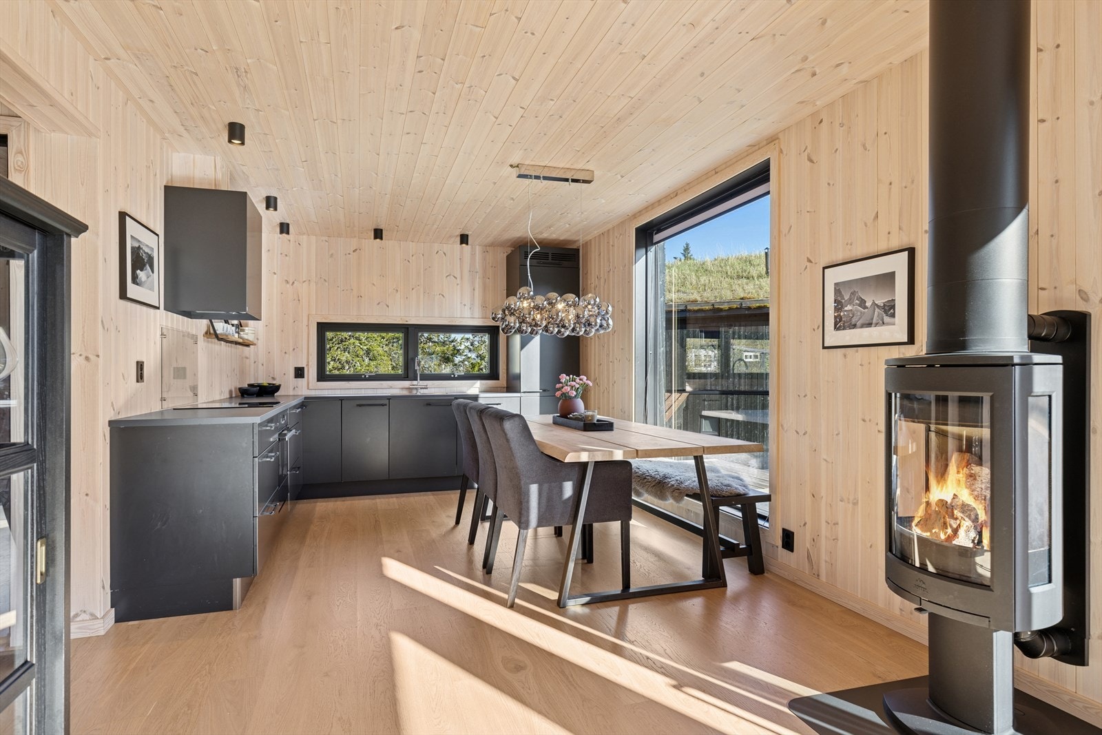 Hytta har et særdeles flott kjøkken med moderne sorte fronter og en romslig pen benkeplate. Galleribilde
