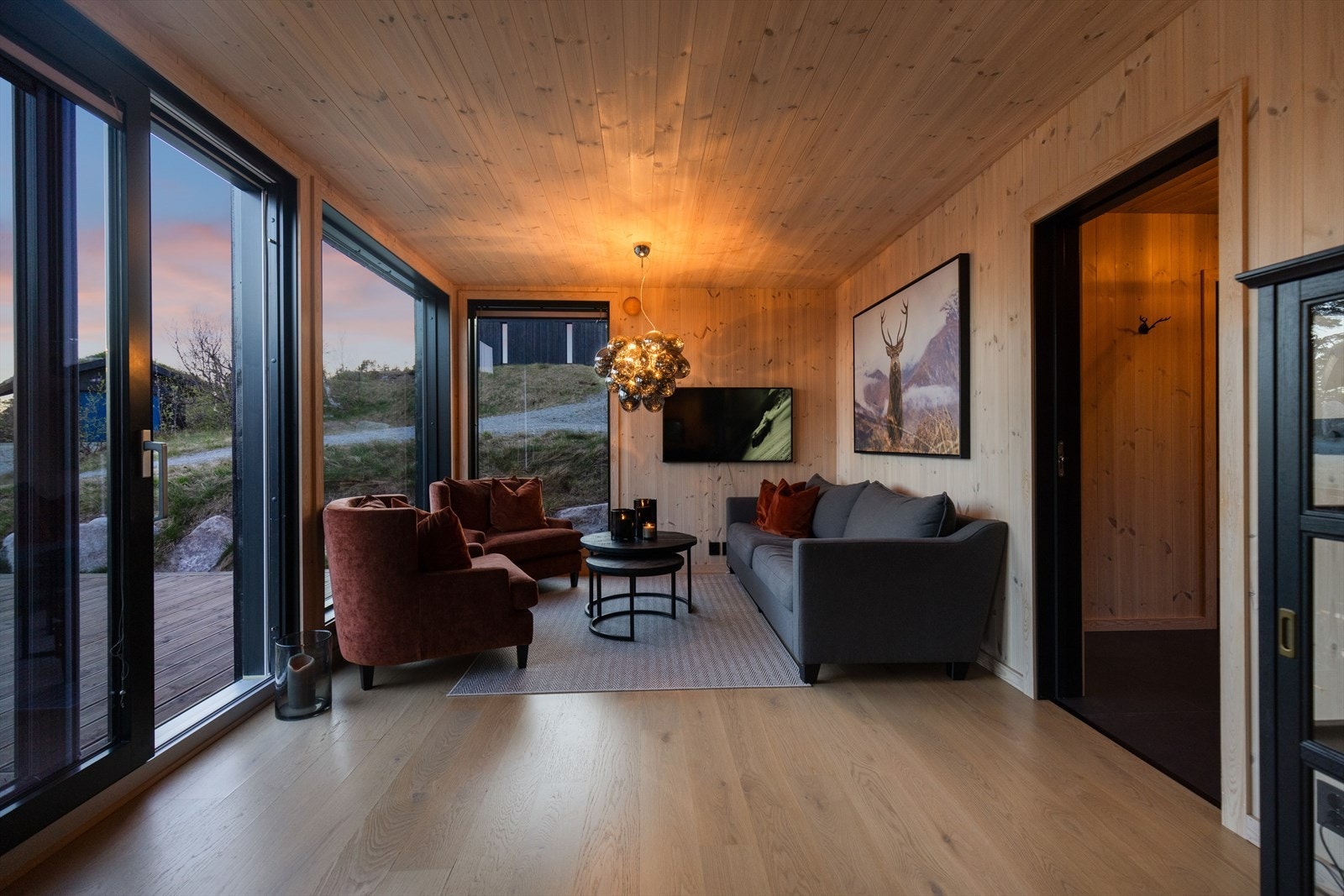 Boligens stue oppleves som svært lun og trivelig, med et lekkert parkettgulv og øvrige overflater med panel. Galleribilde