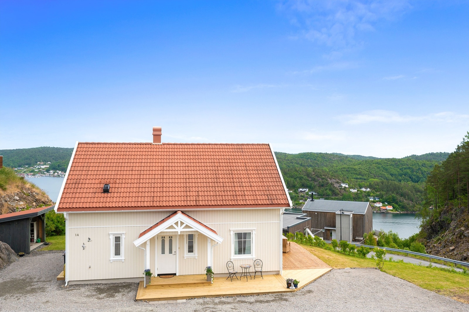 Sjønært og fint beliggende med vid utsikt mot vakker natur Galleribilde