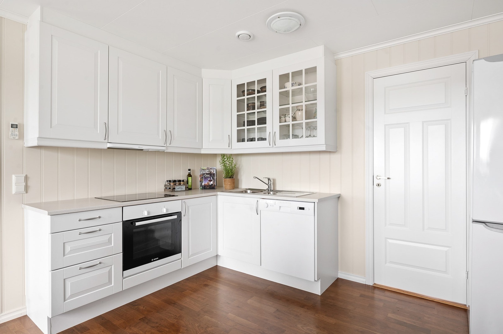 Innredning med integrert stekeovn og koketopp. Oppvaskmaskin medfølger også. Galleribilde