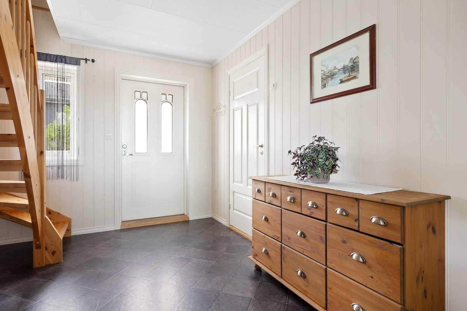 Romslig hall Galleribilde