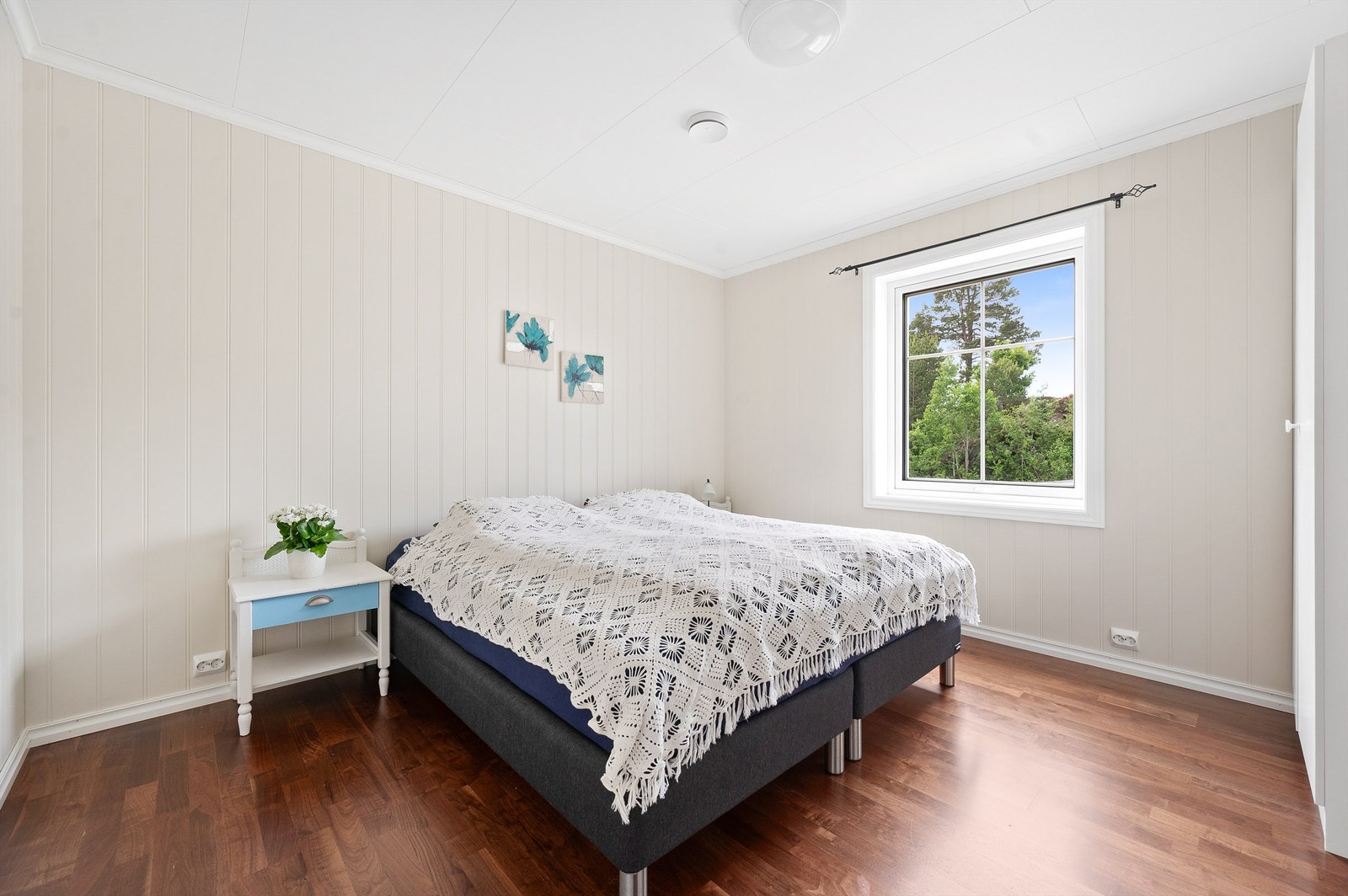 Soverom med garderobeskap i 1. etasje Galleribilde