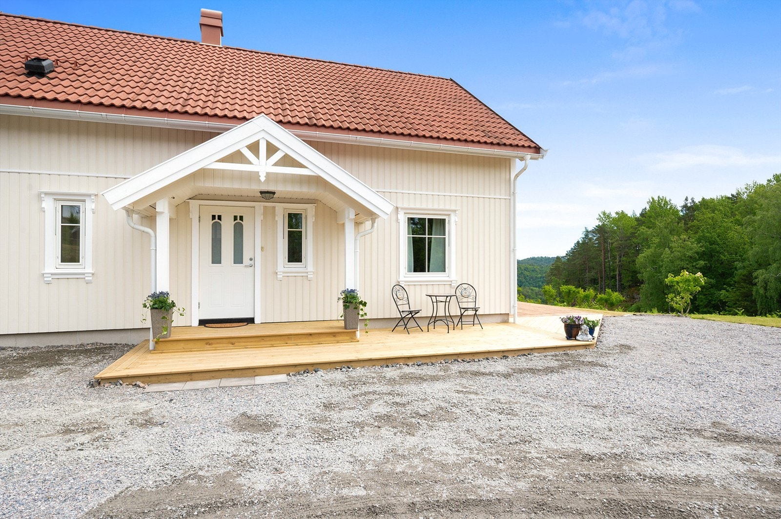 Pent inngangsparti med overbygg og ny terrasse. Galleribilde