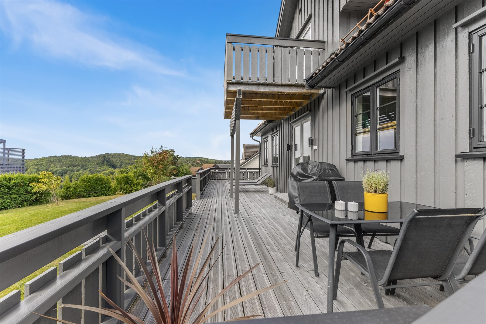 Romslig og solrik veranda med nytt dekke Galleribilde