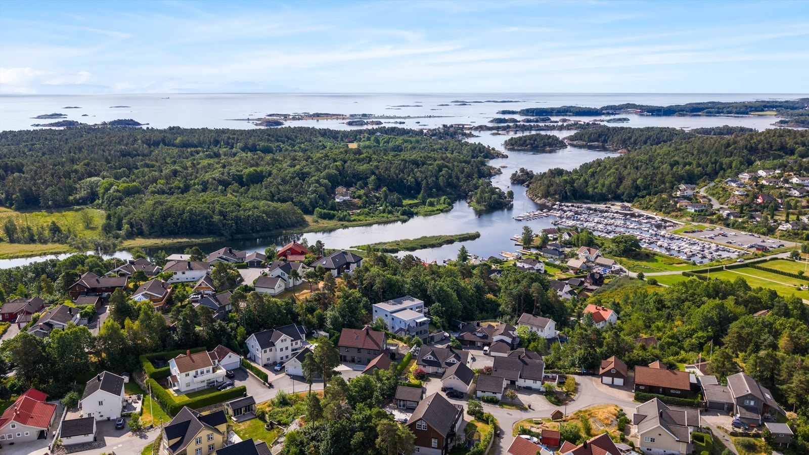 I nærområdet er det mye flott skog og natur med mange fine turområder, samt båthavn og elva som byr på fine badeplasser. Galleribilde