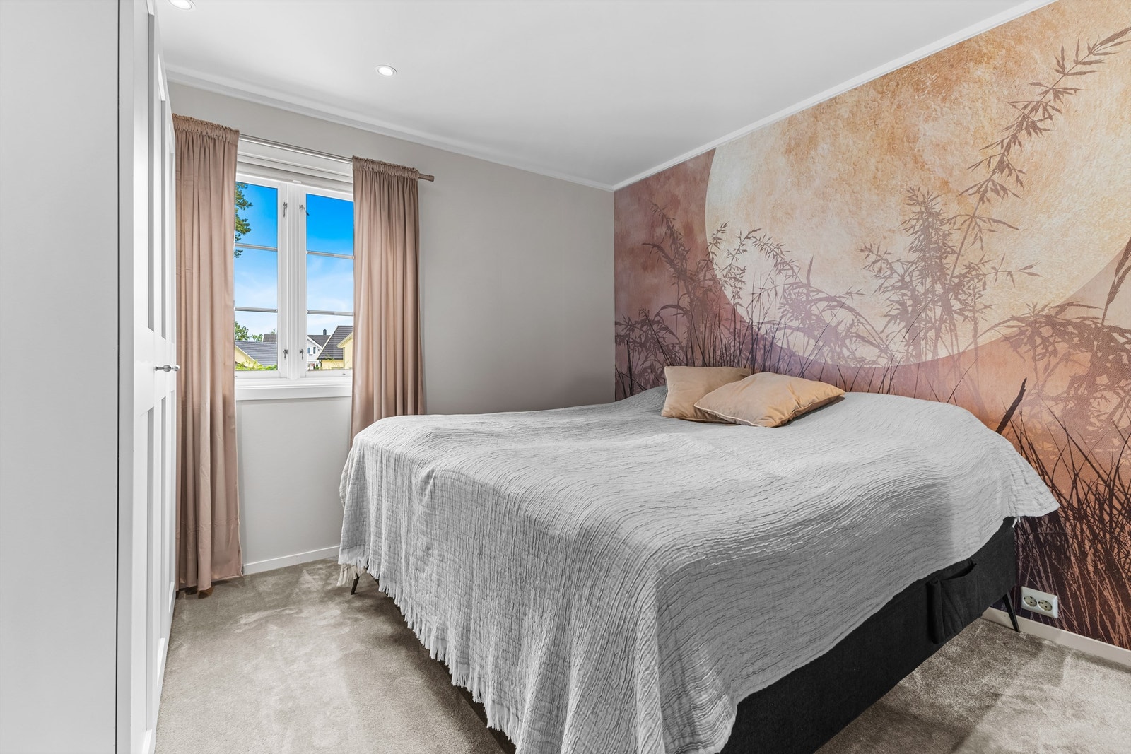 Soverom 2. etasje med garderobeskap. Rommet har direkte adkomst til badet. Galleribilde