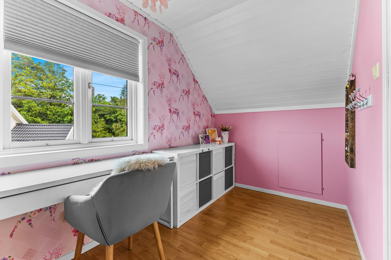 Soverom 3. etasje. Praktisk med lagringsplass i kott Galleribilde