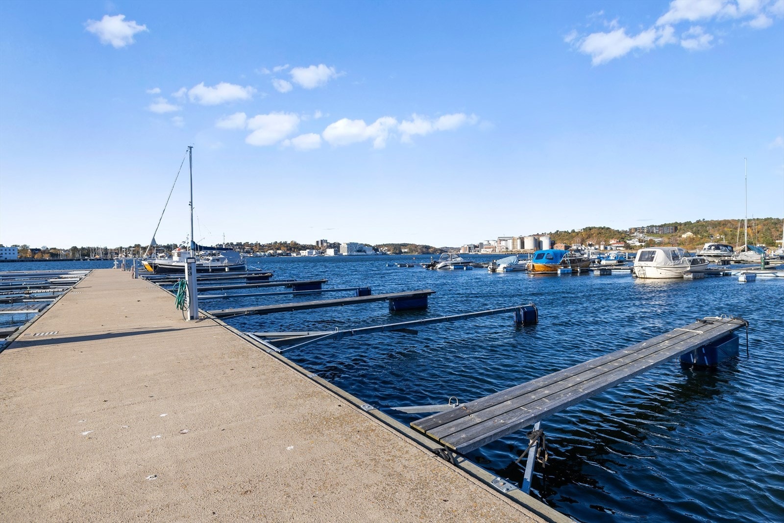 Det medfølger en romslig og attraktiv bryggeplass som gir deg enkel tilgang til sjøen og et perfekt utgangspunkt for både båtliv og sommeridyll. Galleribilde
