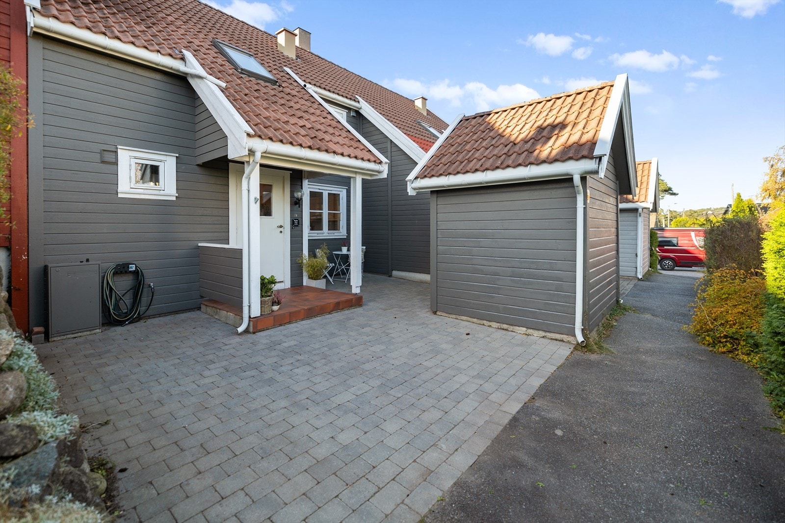 Boligen har et lekkert og innbydende inngangsparti, pent opparbeidet med belegningsstein som gir et helhetlig og elegant preg. Her får du et representativt førsteinntrykk allerede ved ankomst. Galleribilde