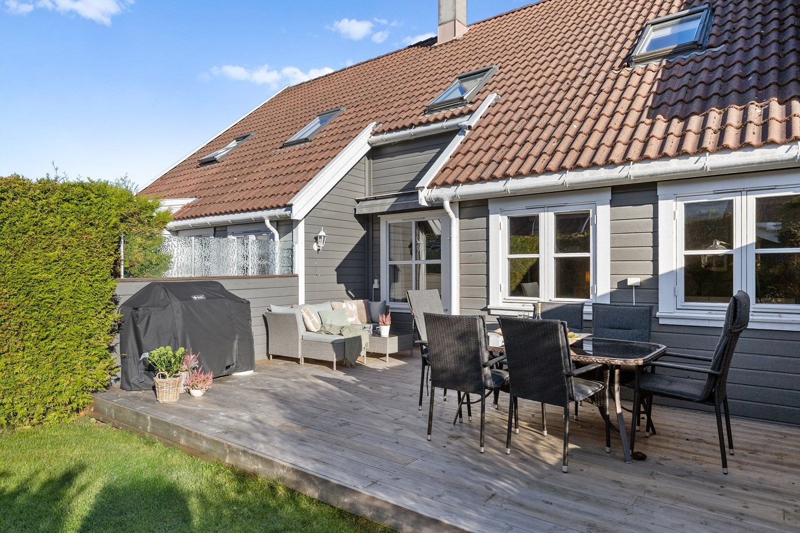 Spiseplassen passer perfekt for lange måltider under åpen himmel, mens loungedelen byr på avslappende komfort når du vil lene deg tilbake og nyte roen. Galleribilde