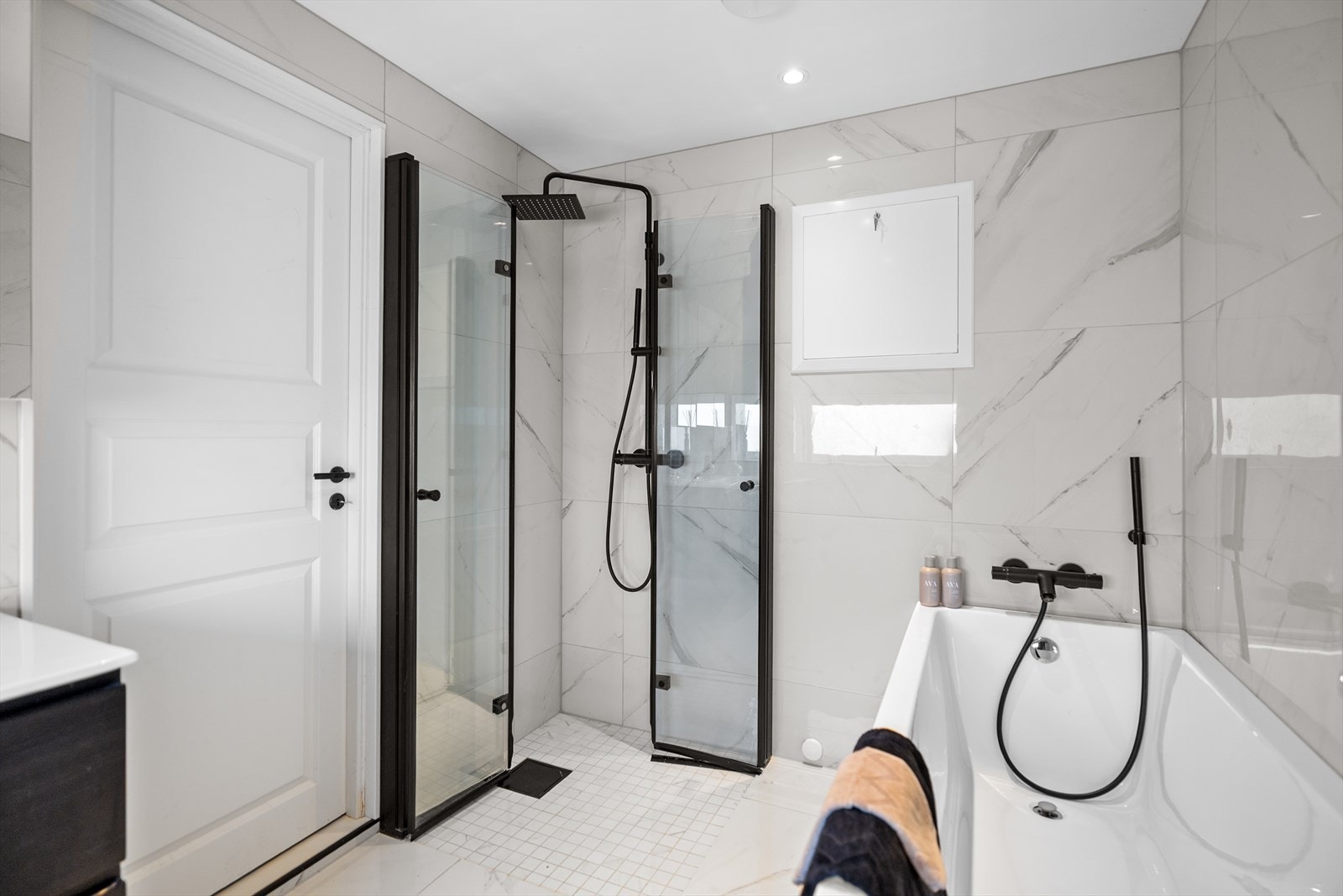 Innredningen er både elegant og funksjonell. Her finner du et badekar som inviterer til avslappende kvelder, samt et dusjhjørne med lekre glassvegger som gir rommet et åpent og luftig uttrykk. Galleribilde