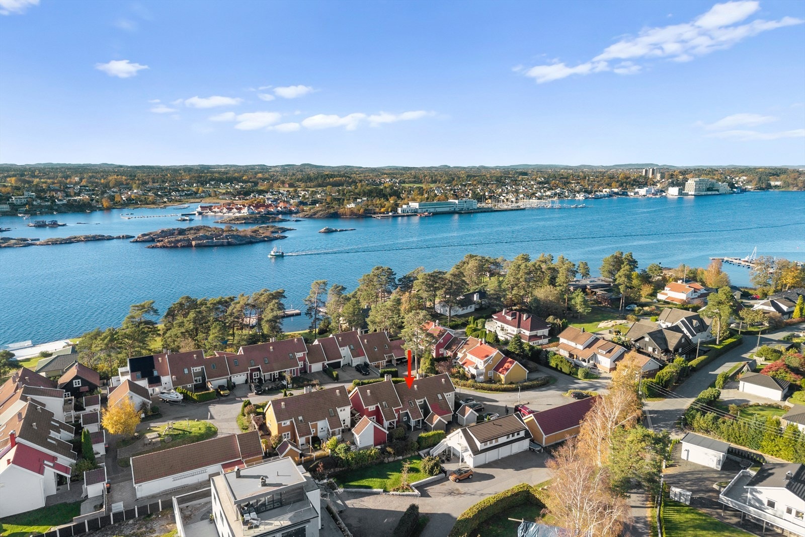 Velkommen til Asnespynten 2B. Sjarmerende og idyllisk beliggenhet på Asnes - sjø, strand og skjærgårdsidyll rett utenfor døren. Galleribilde