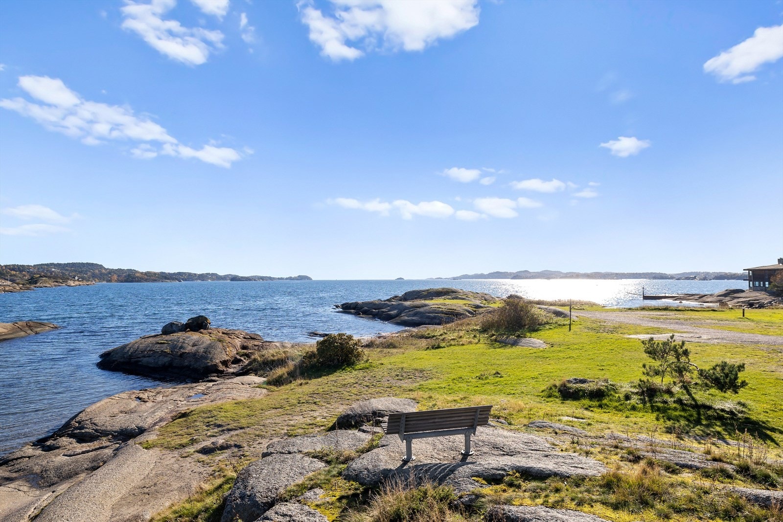 Om du heller ønsker rolige stunder, kan du slå deg ned på en benk eller på et svaberg og bare nyte den fantastiske utsikten over fjorden, med solen som glitrer i vannflaten og båtlivet som passerer forbi. Galleribilde