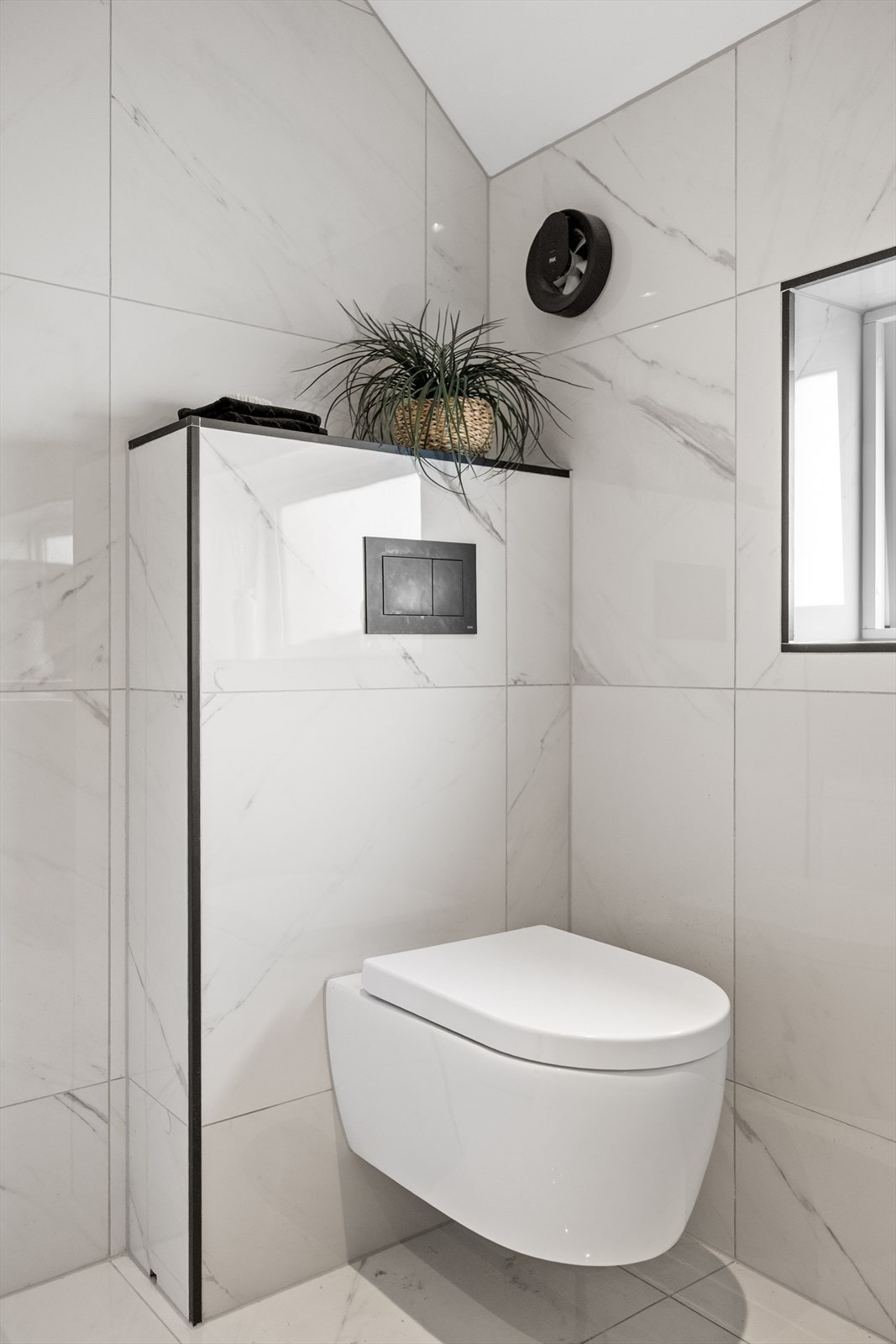 Det vegghengte klosettet understreker den moderne og ryddige utformingen, samtidig som det gir en luftig følelse og gjør renholdet enklere. Galleribilde