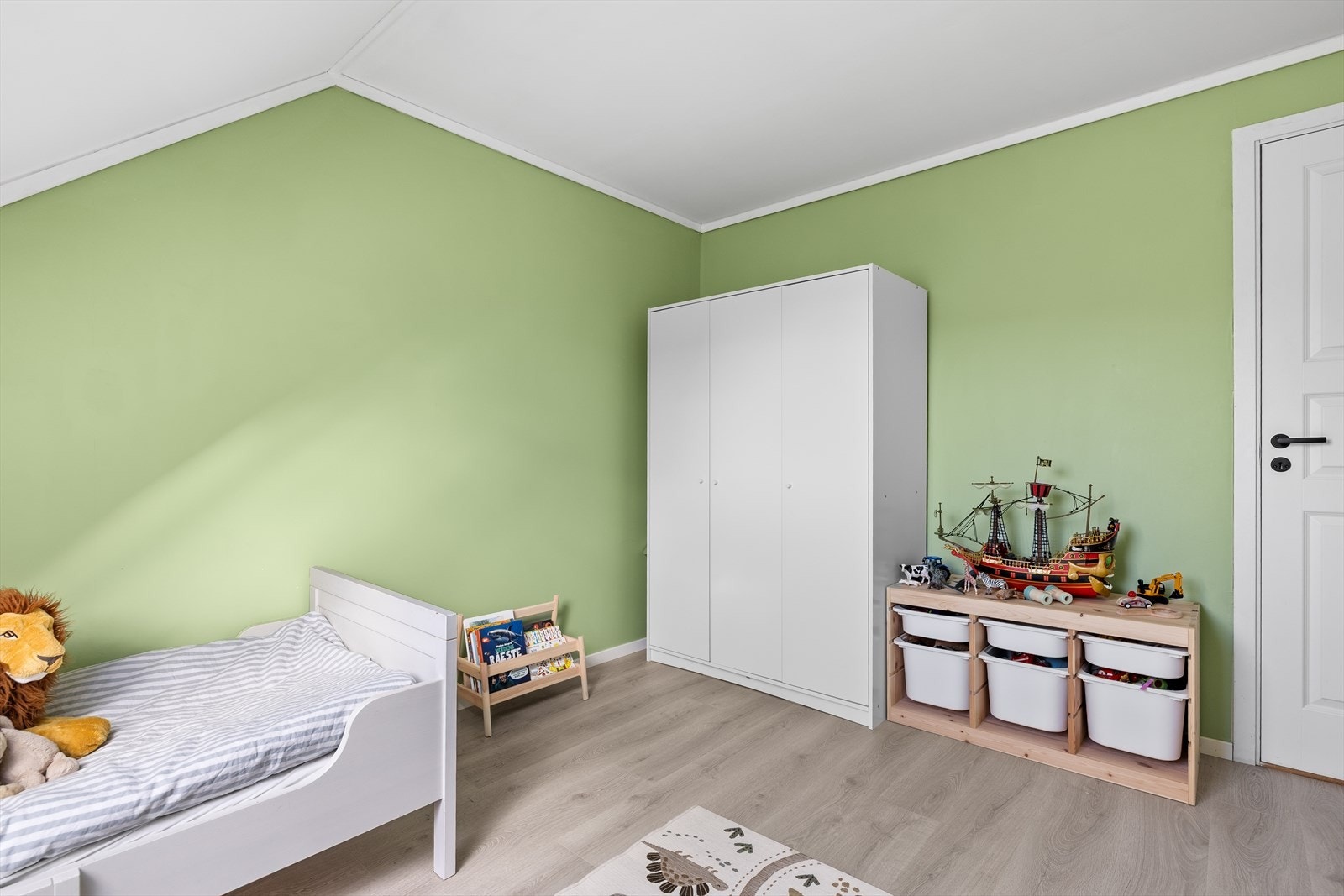 Her får barna et lyst og funksjonelt rom som enkelt kan tilpasses både lek og hvile - et perfekt sted å vokse og trives. Galleribilde