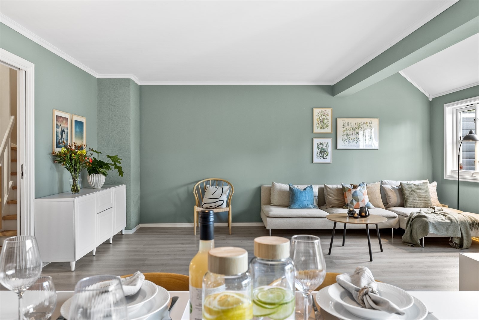 Veggene er malt i en nydelig, dempet grønn tone som gir rommet en behagelig og moderne atmosfære, samtidig som fargen skaper en flott kontrast til de lyse, nye gulvene. Galleribilde