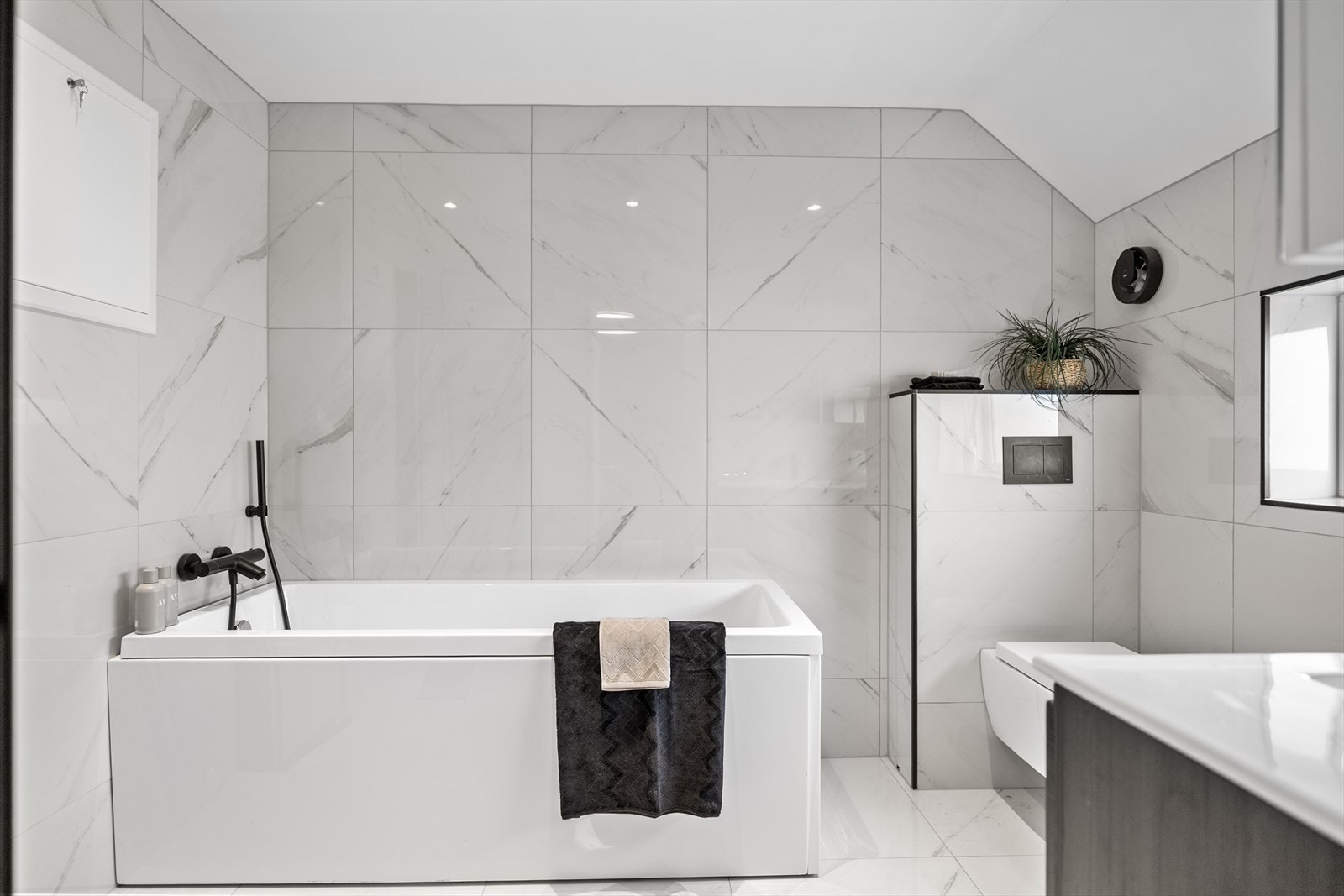 Baderommet, som ble lekkert oppusset i 2022, fremstår som et stilrent og moderne spa-inspirert rom hvor kvalitet og komfort står i sentrum. Her er det lagt stor vekt på både design og funksjon - et rom som både imponerer og innbyr til ro og velvære. Galleribilde