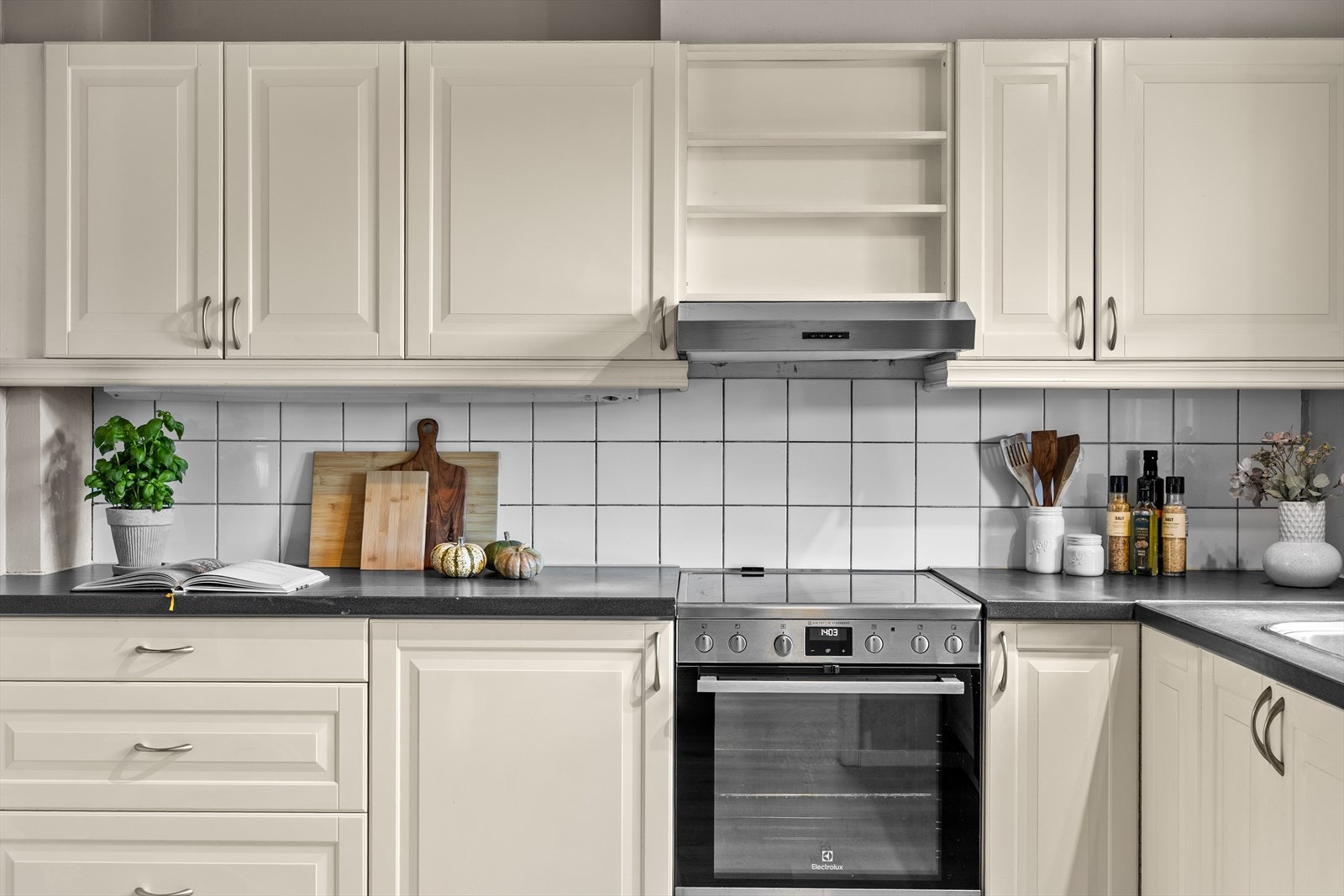 Innredningen har god plassutnyttelse og fremstår både praktisk og funksjonell, med rikelig med skap- og benkeplass som gjør matlagingen til en glede. Galleribilde